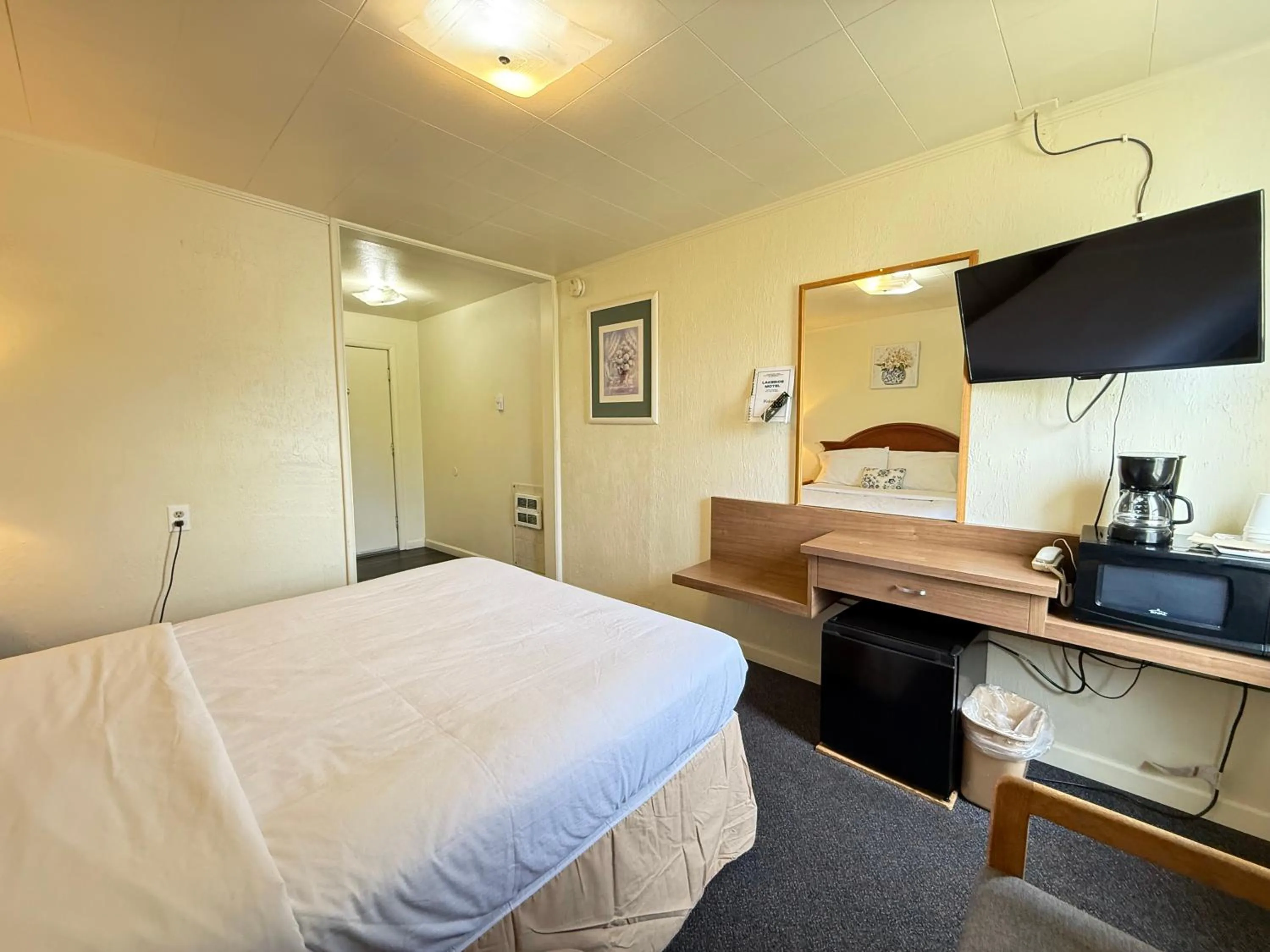 Bed in Lakeside Motel