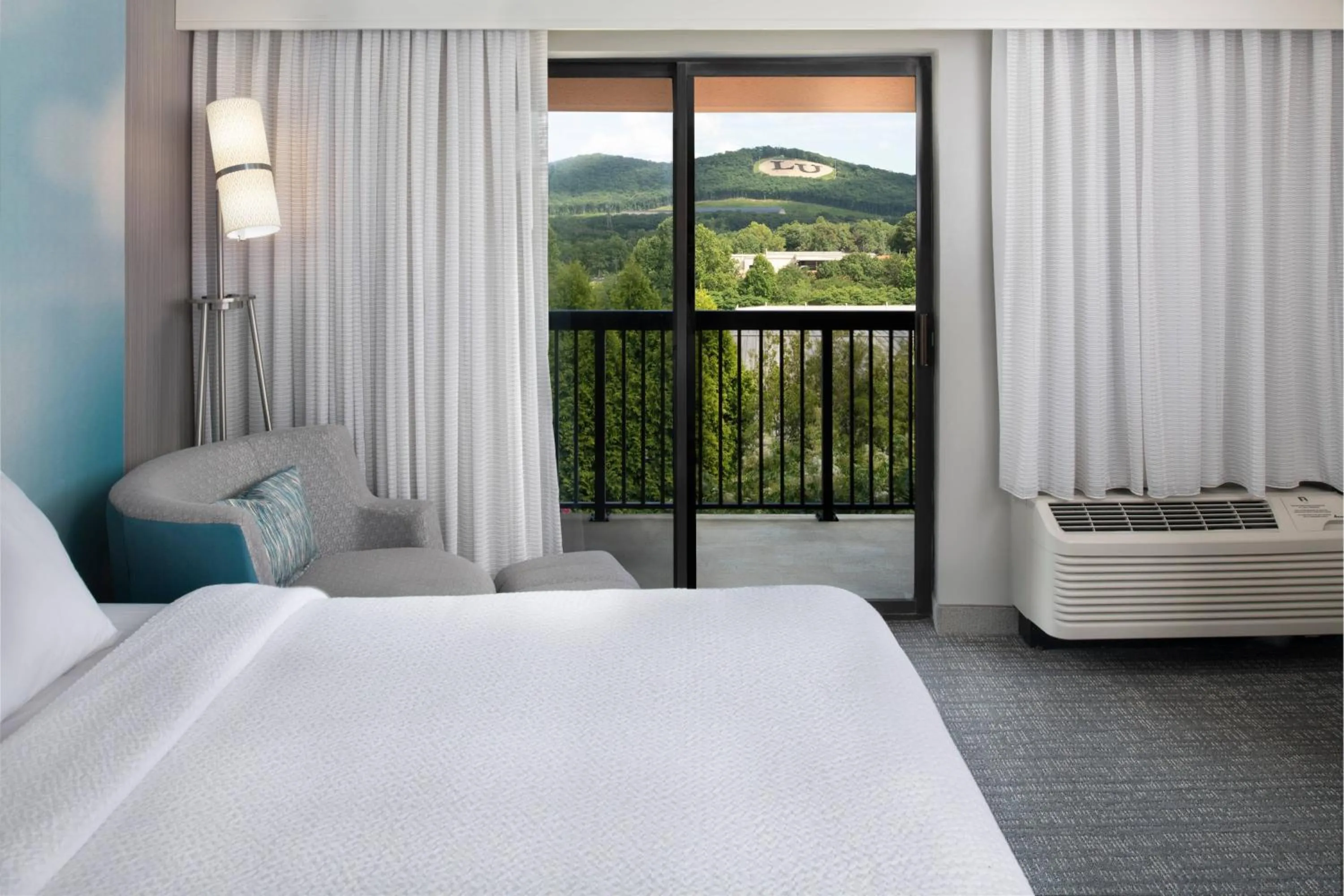 Photo of the whole room, Bed in Courtyard by Marriott Lynchburg