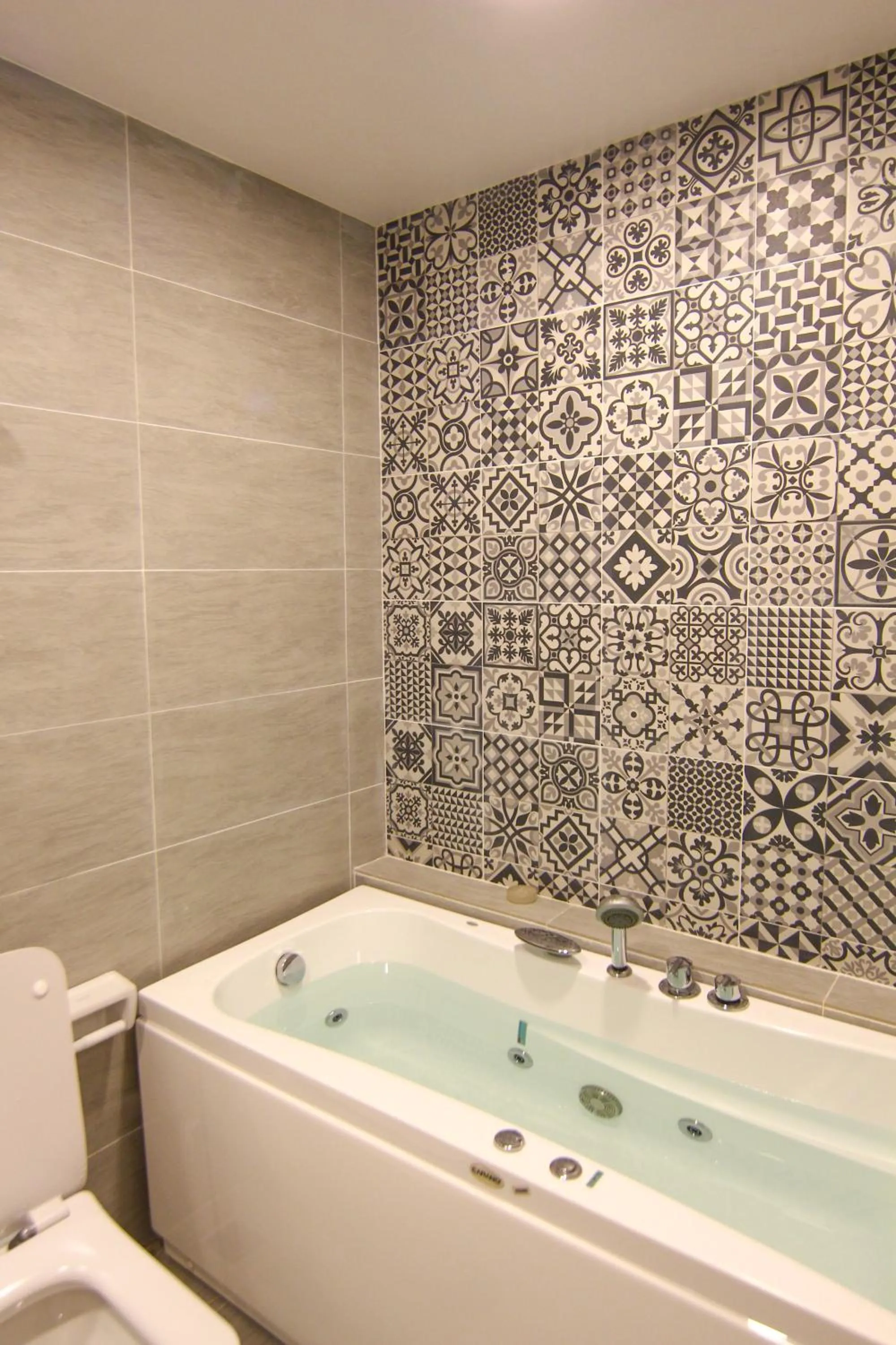 Shower in Full House Hostel