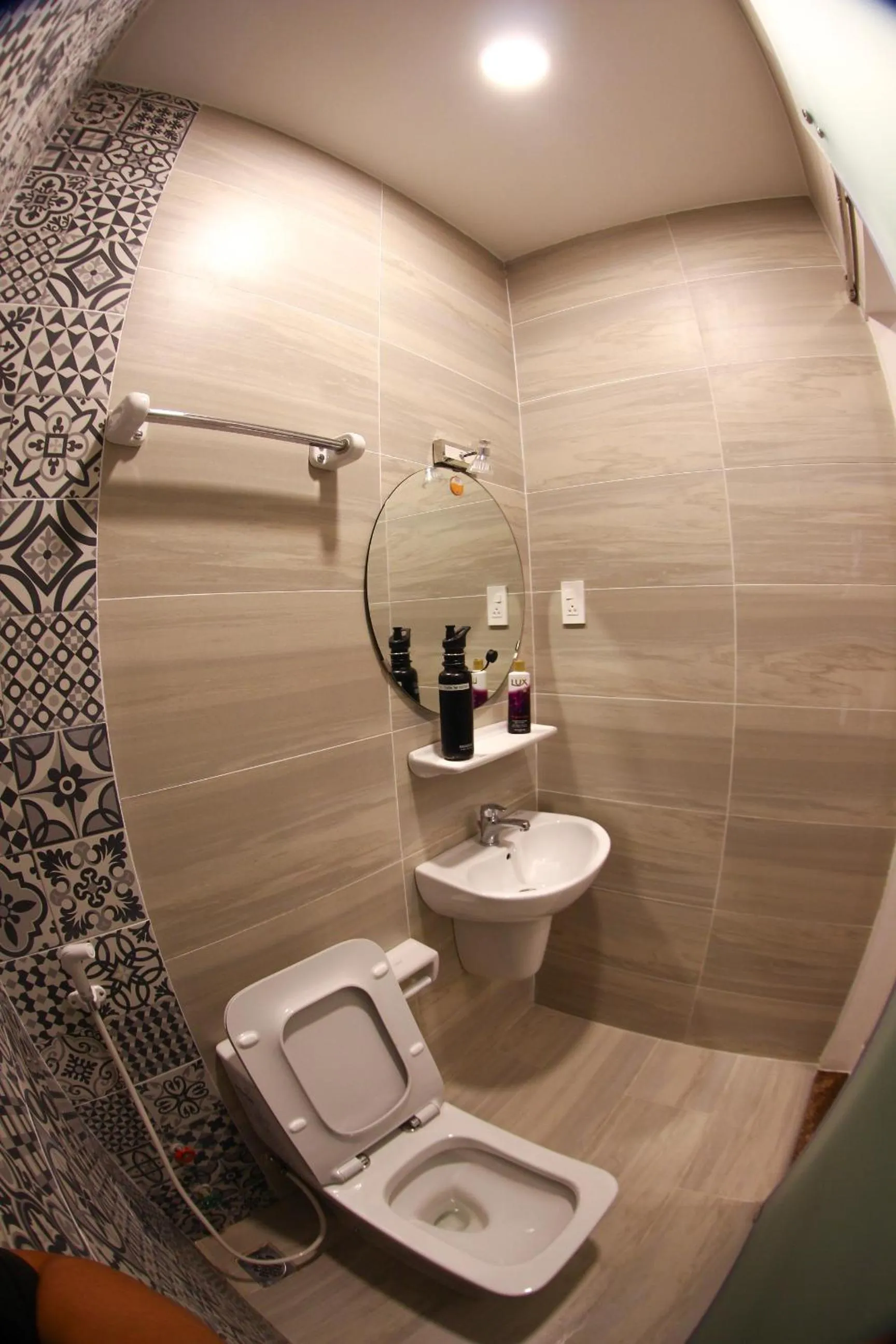 Toilet in Full House Hostel