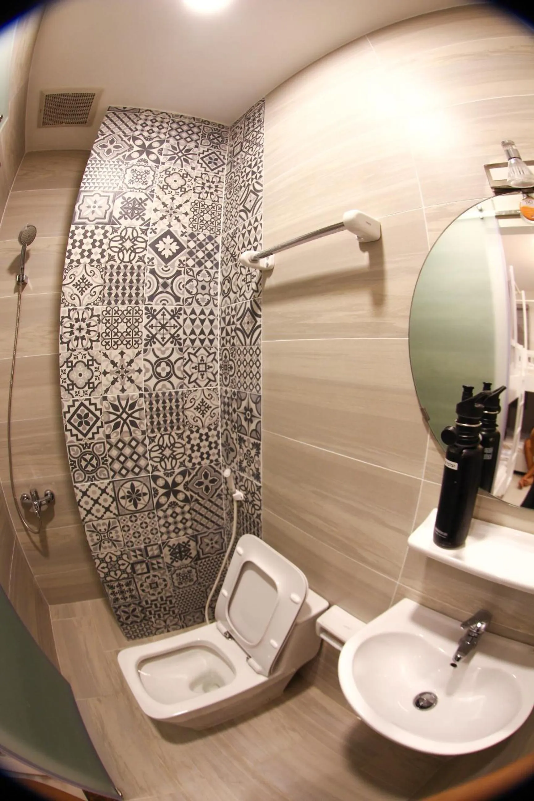 Toilet in Full House Hostel