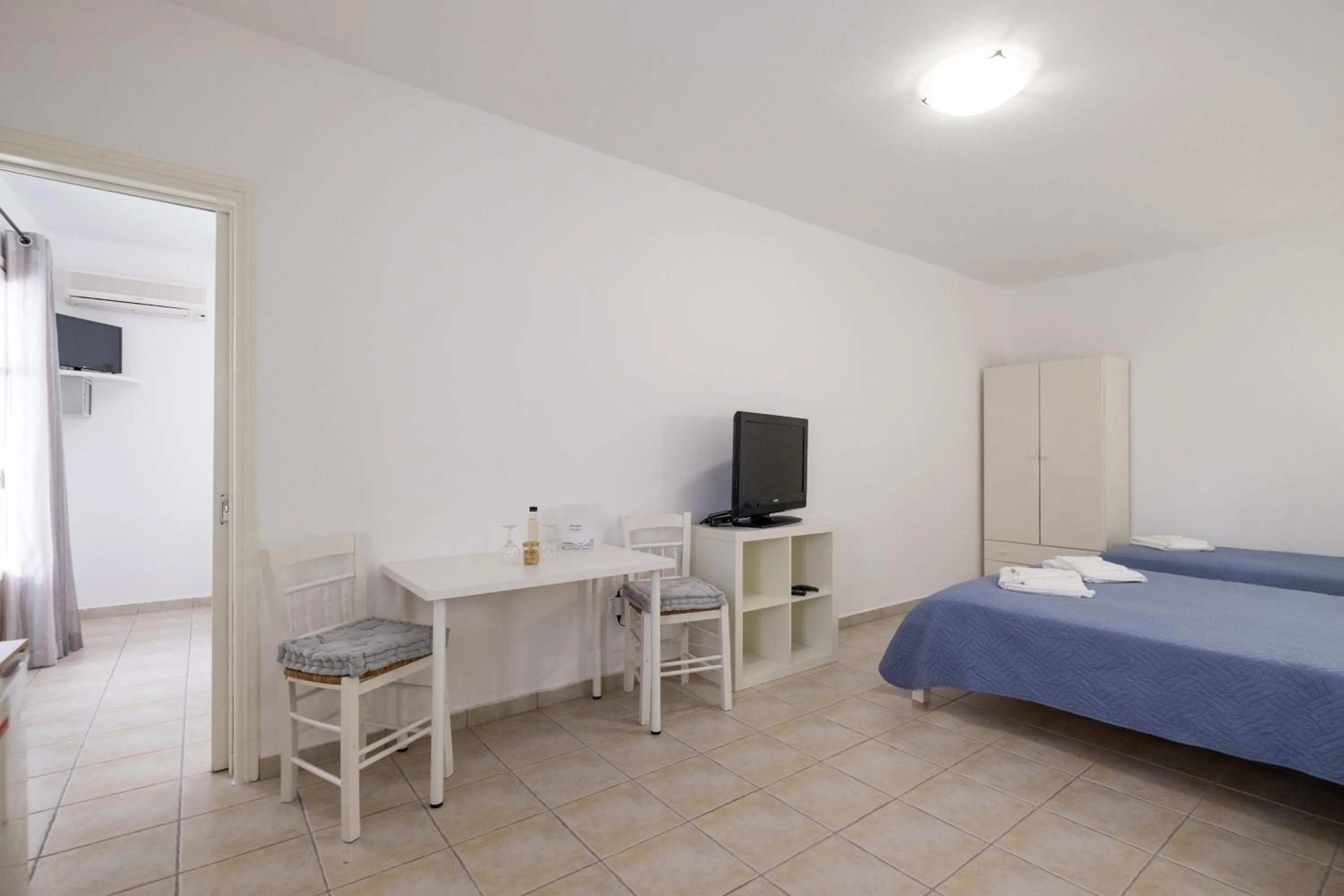 Dining area, Bed in Joseph Studios