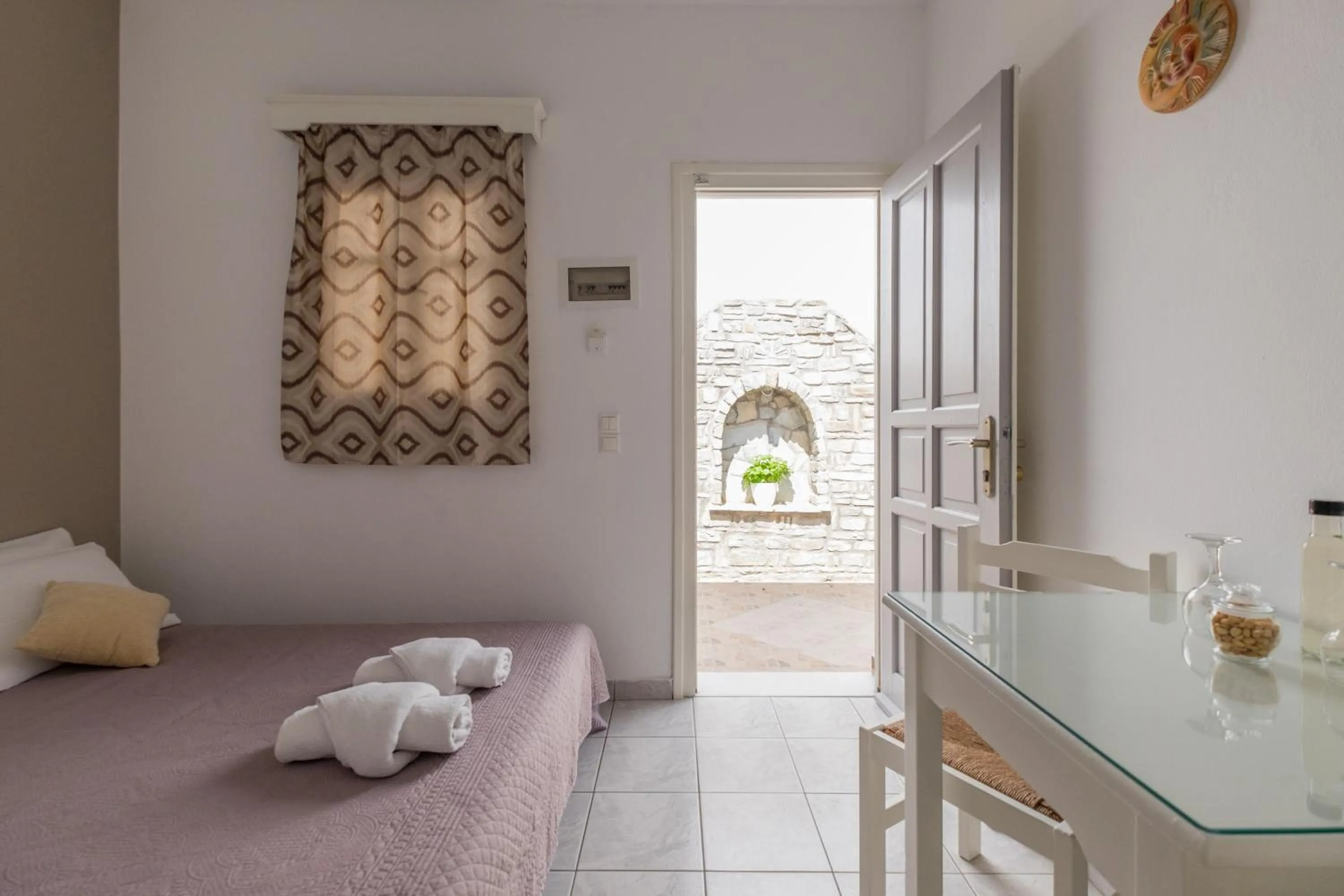 Seating area, Bed in Joseph Studios