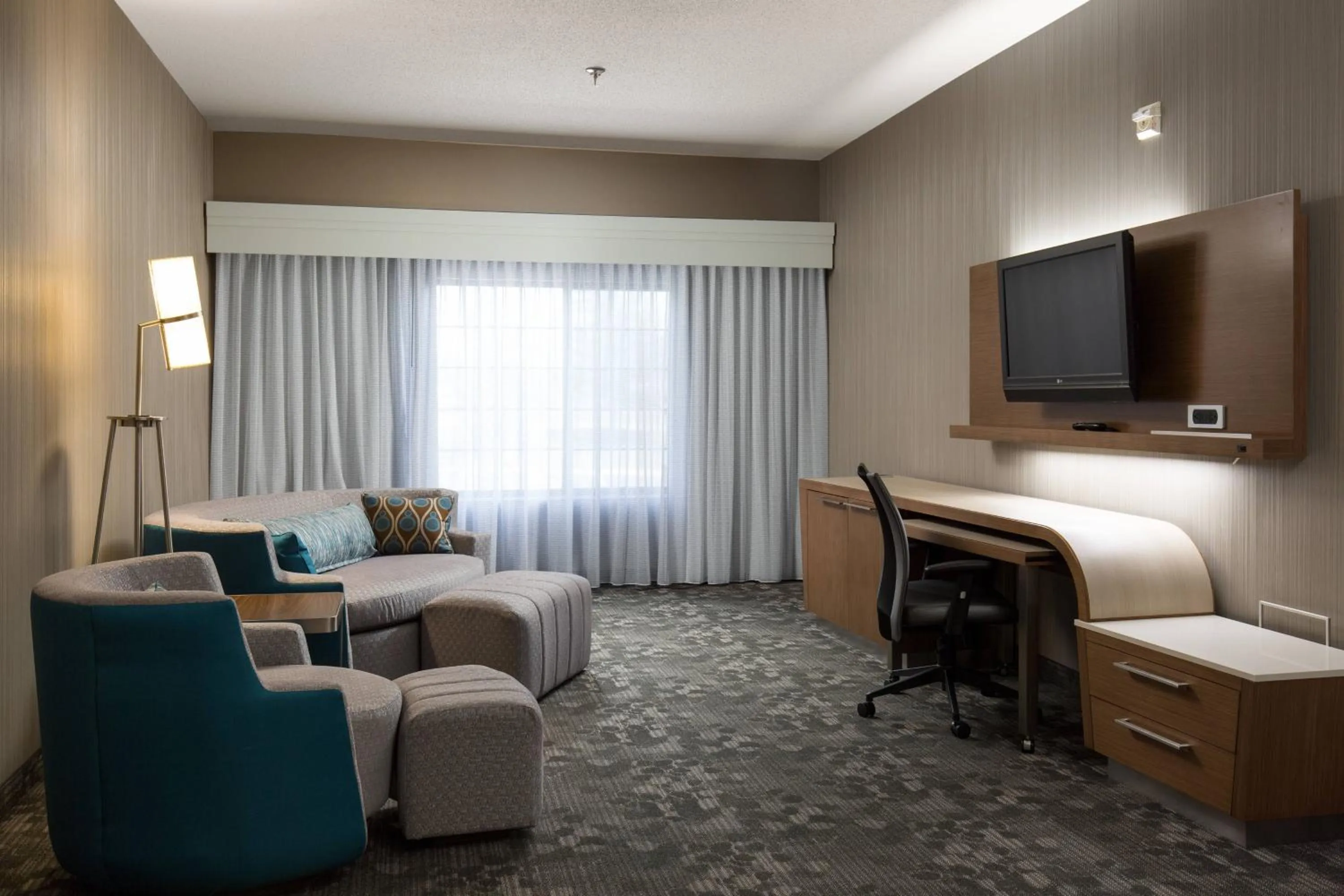 Living room in Courtyard Kansas City East/Blue Springs