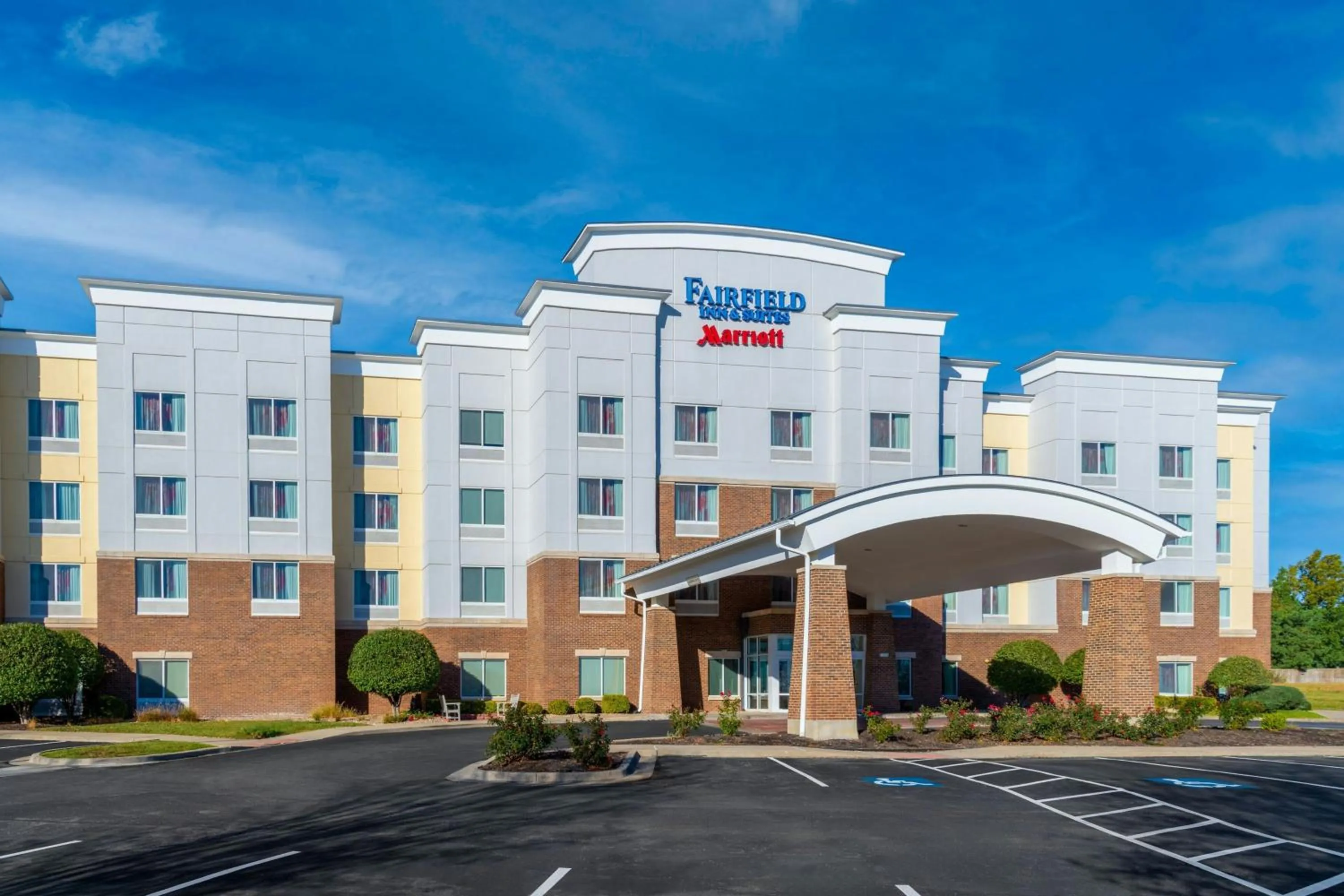 Property building in Fairfield Inn & Suites Kansas City Overland Park