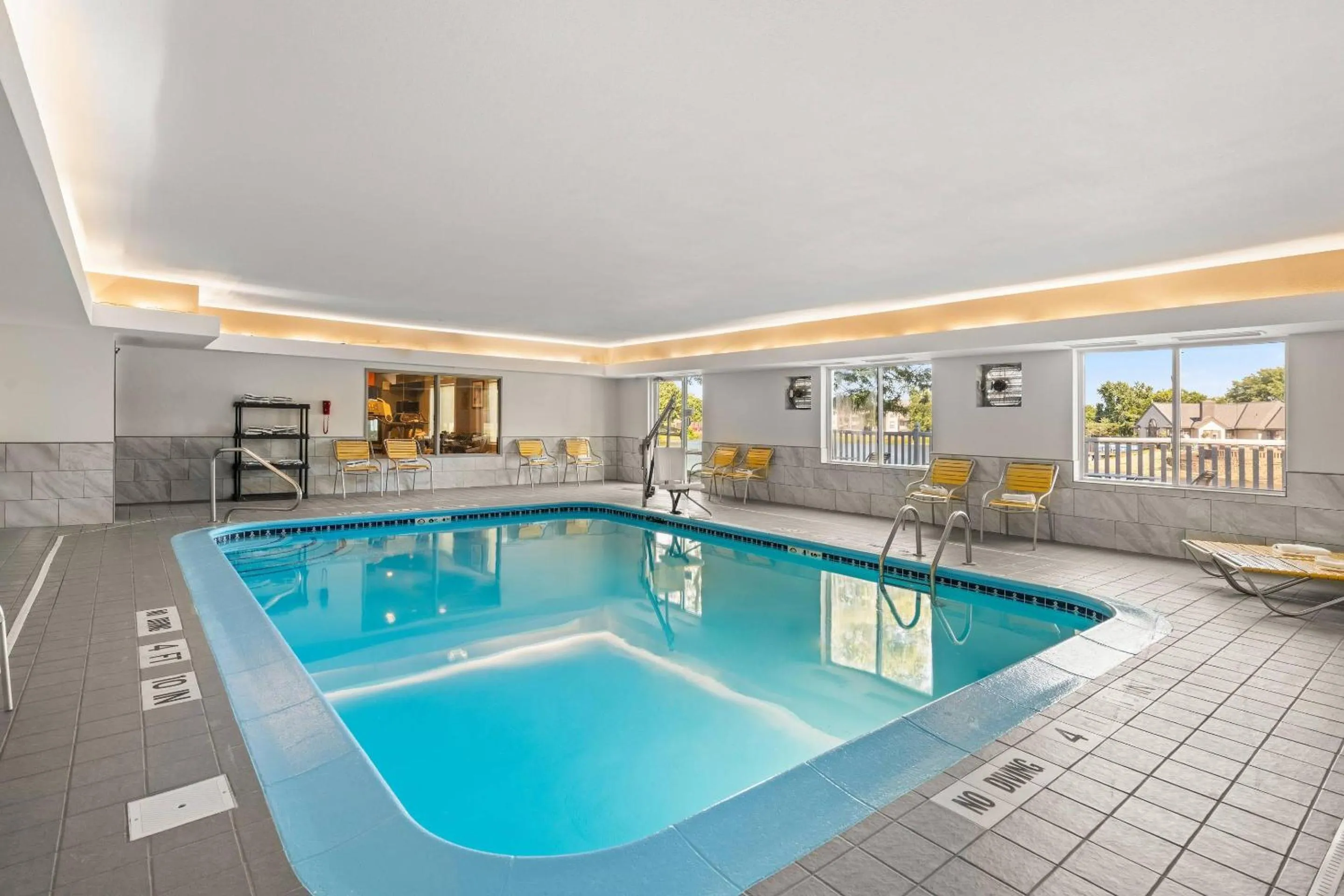 Swimming pool in Comfort Inn & Suites Olathe - Kansas City