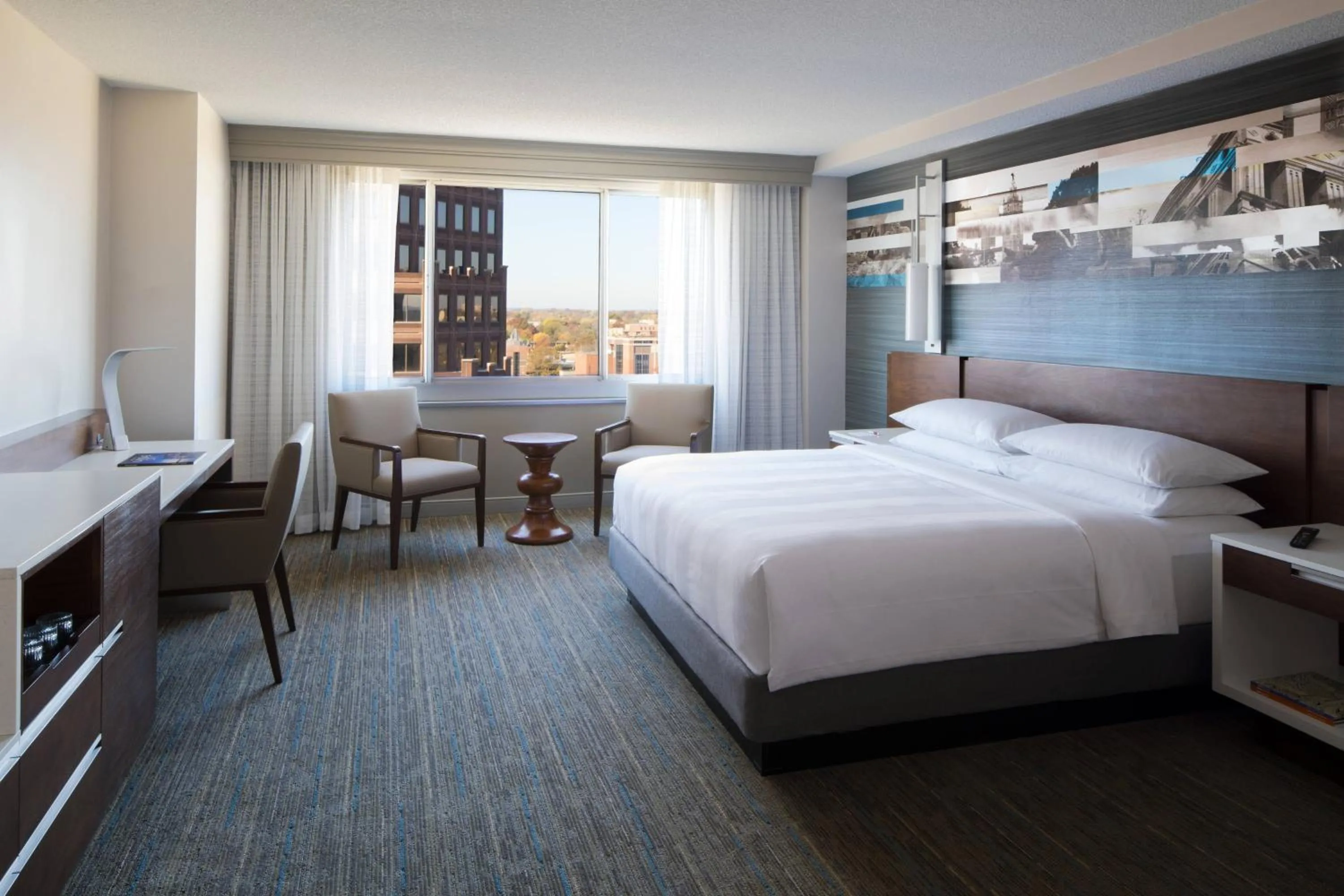 Photo of the whole room, Bed in Kansas City Marriott Country Club Plaza