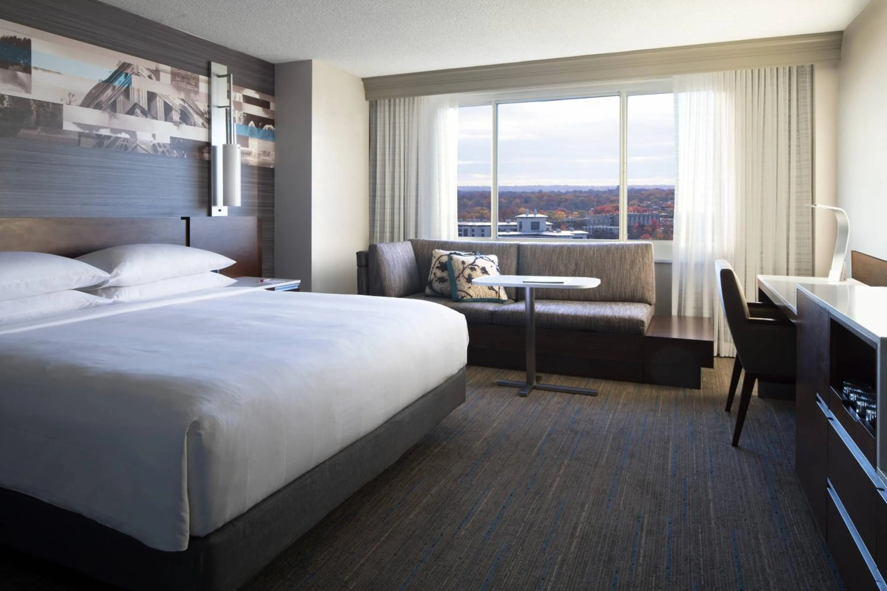Photo of the whole room, Bed in Kansas City Marriott Country Club Plaza