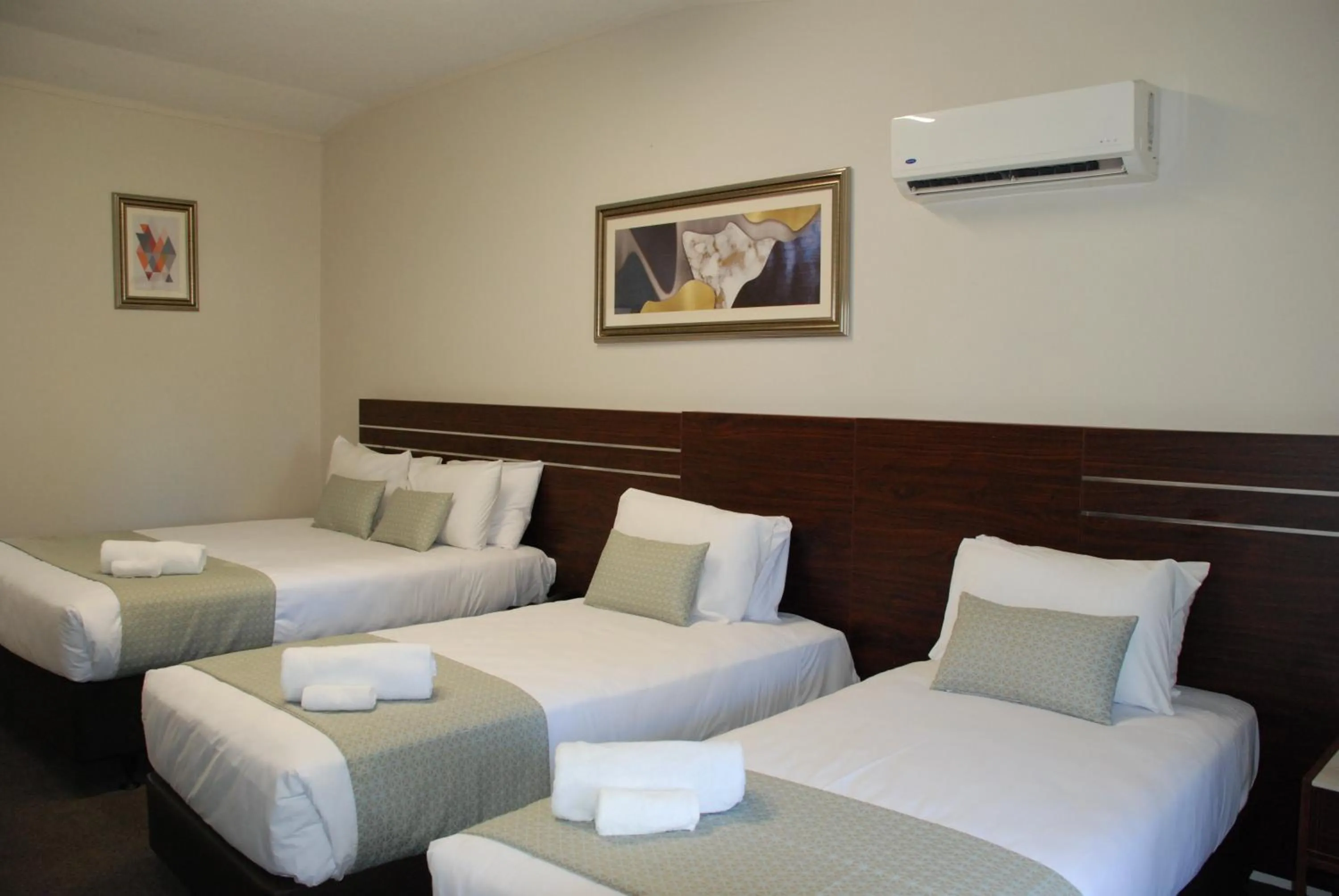 Bed in Auckland Airport Kiwi Motel