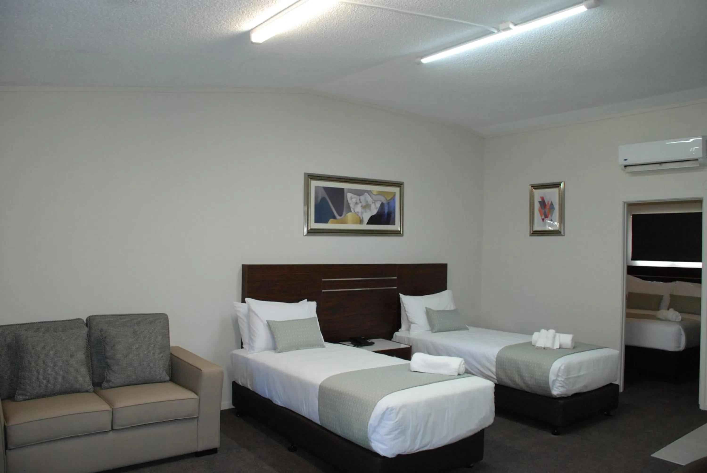 Living room, Bed in Auckland Airport Kiwi Motel