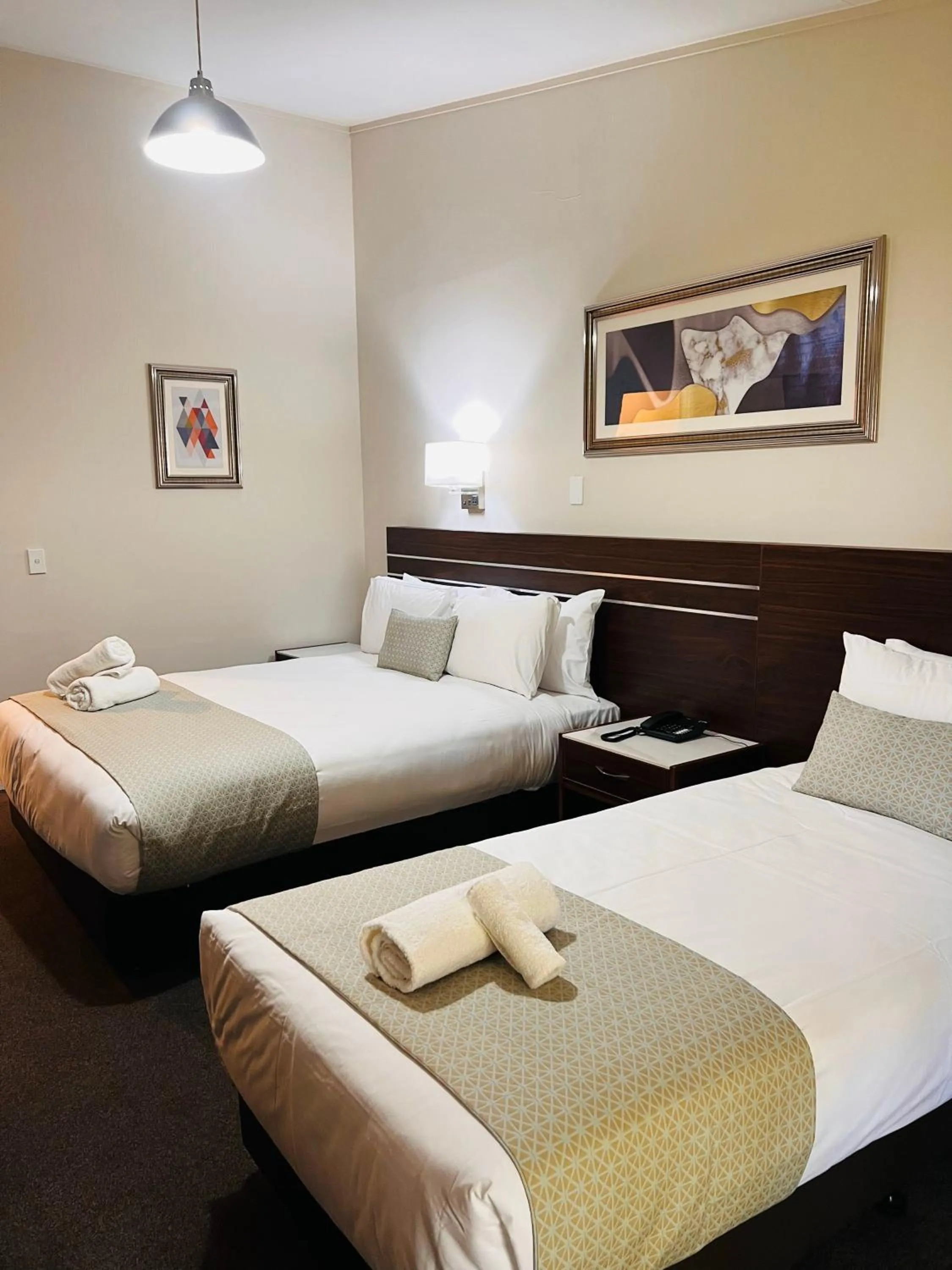 Bed in Auckland Airport Kiwi Motel