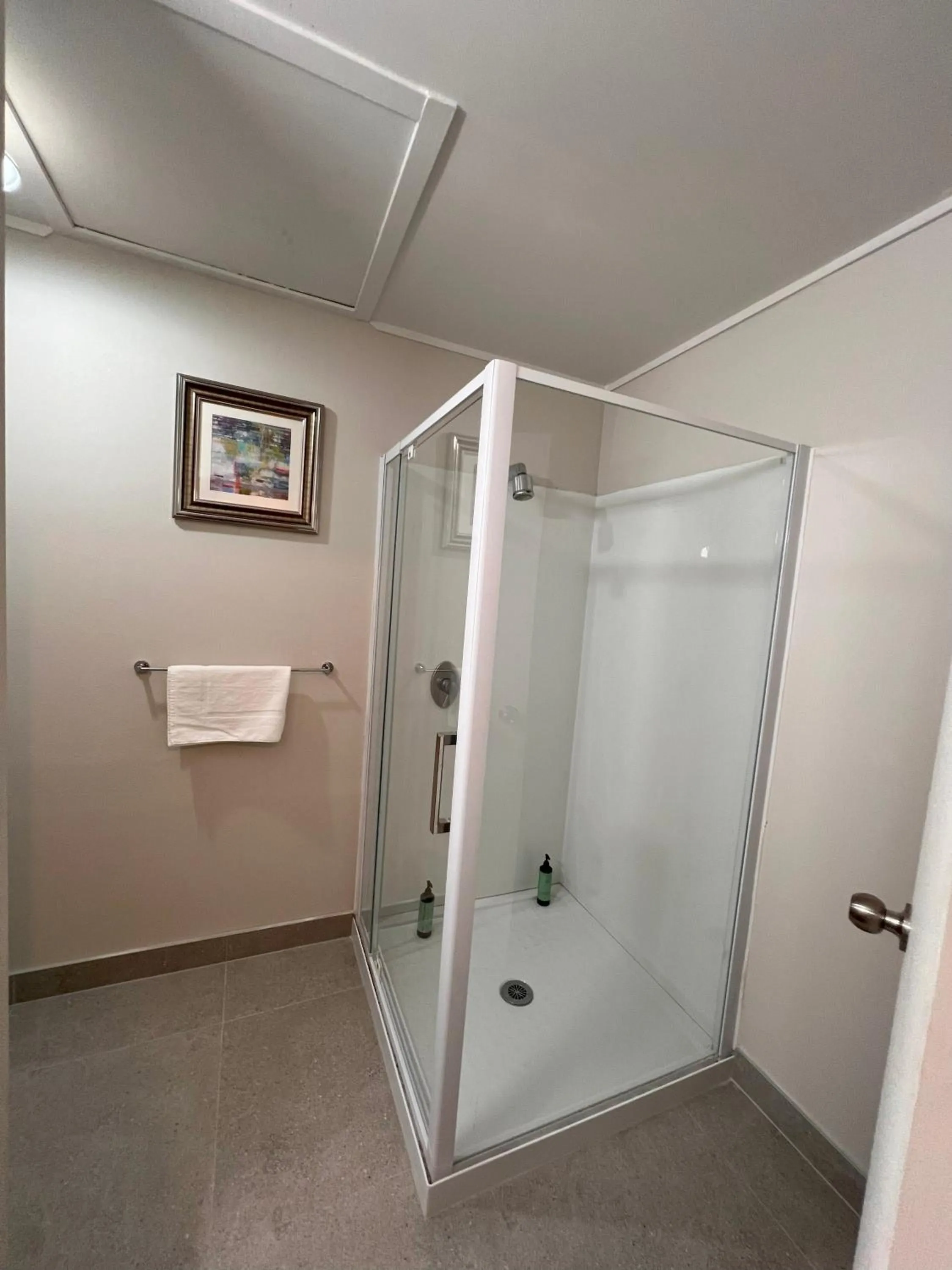 Shower in Auckland Airport Kiwi Motel