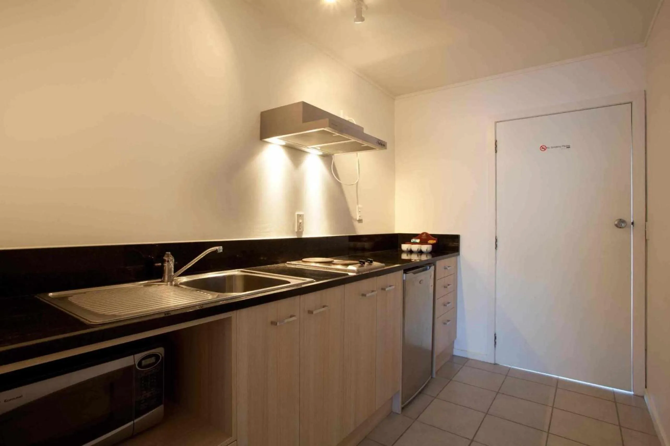 Kitchen or kitchenette in Auckland Airport Kiwi Motel