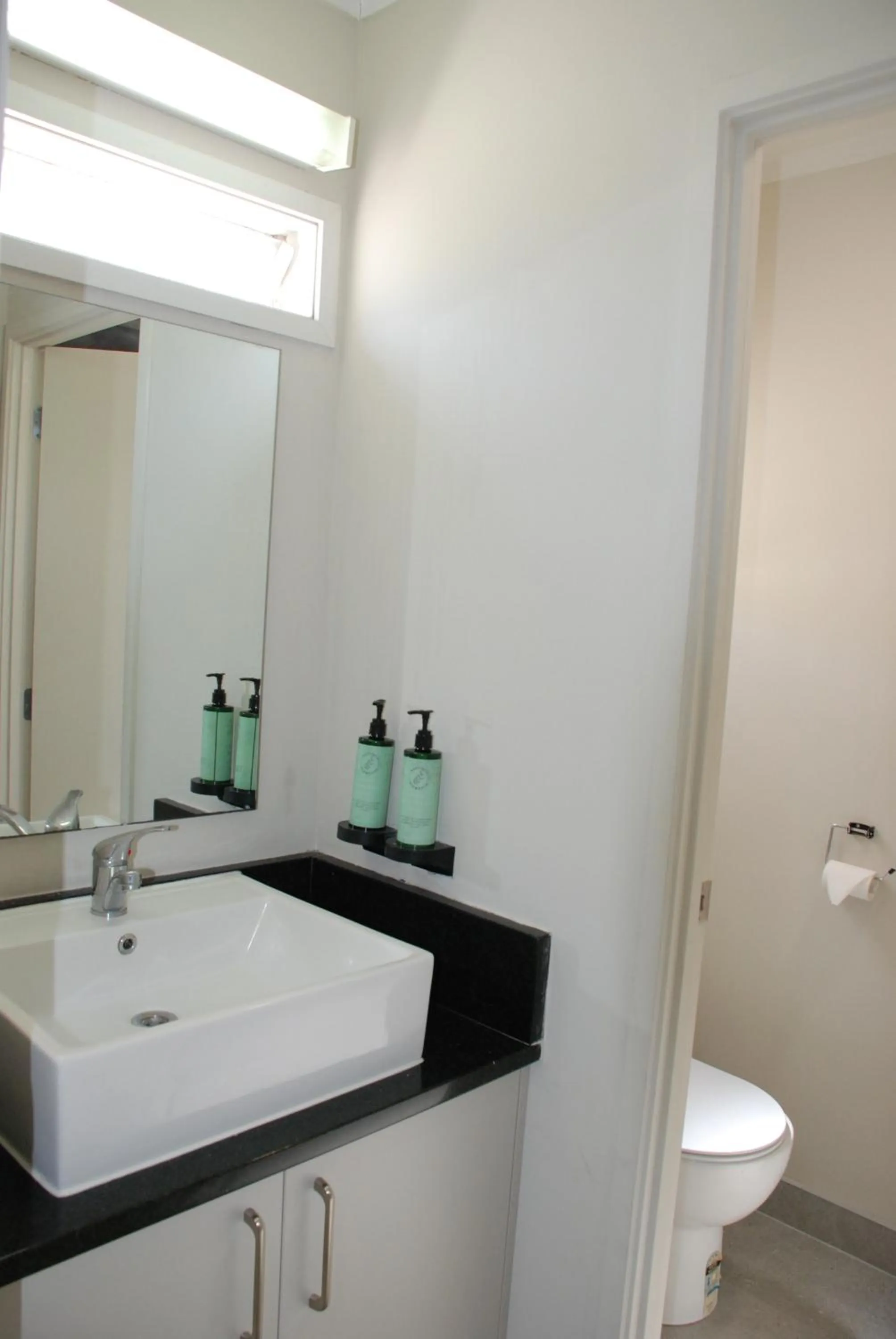 Bathroom in Auckland Airport Kiwi Motel