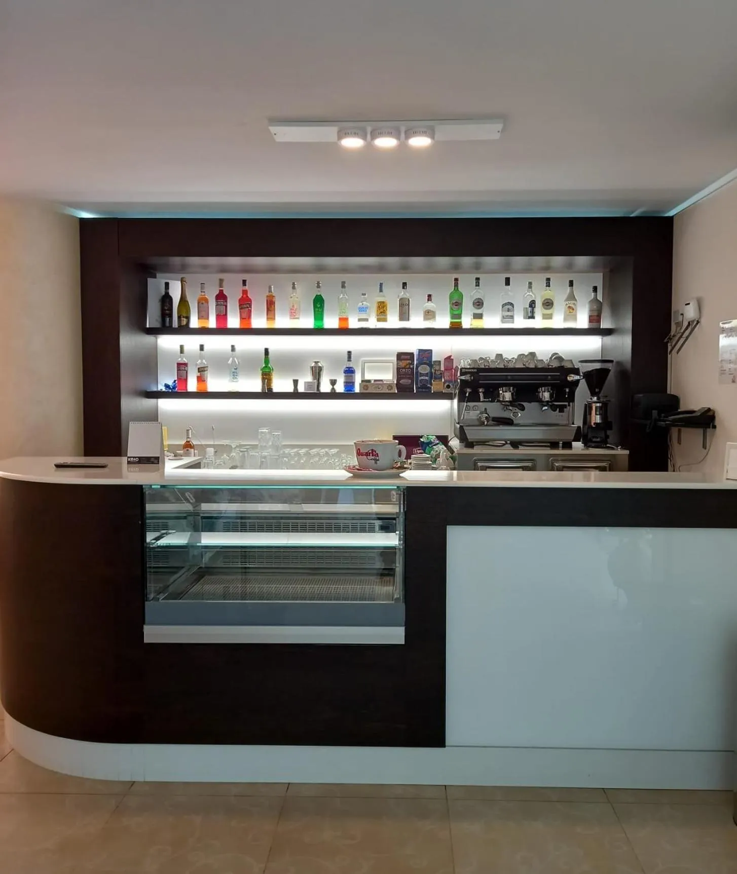 Restaurant/places to eat in Jonico Hotel