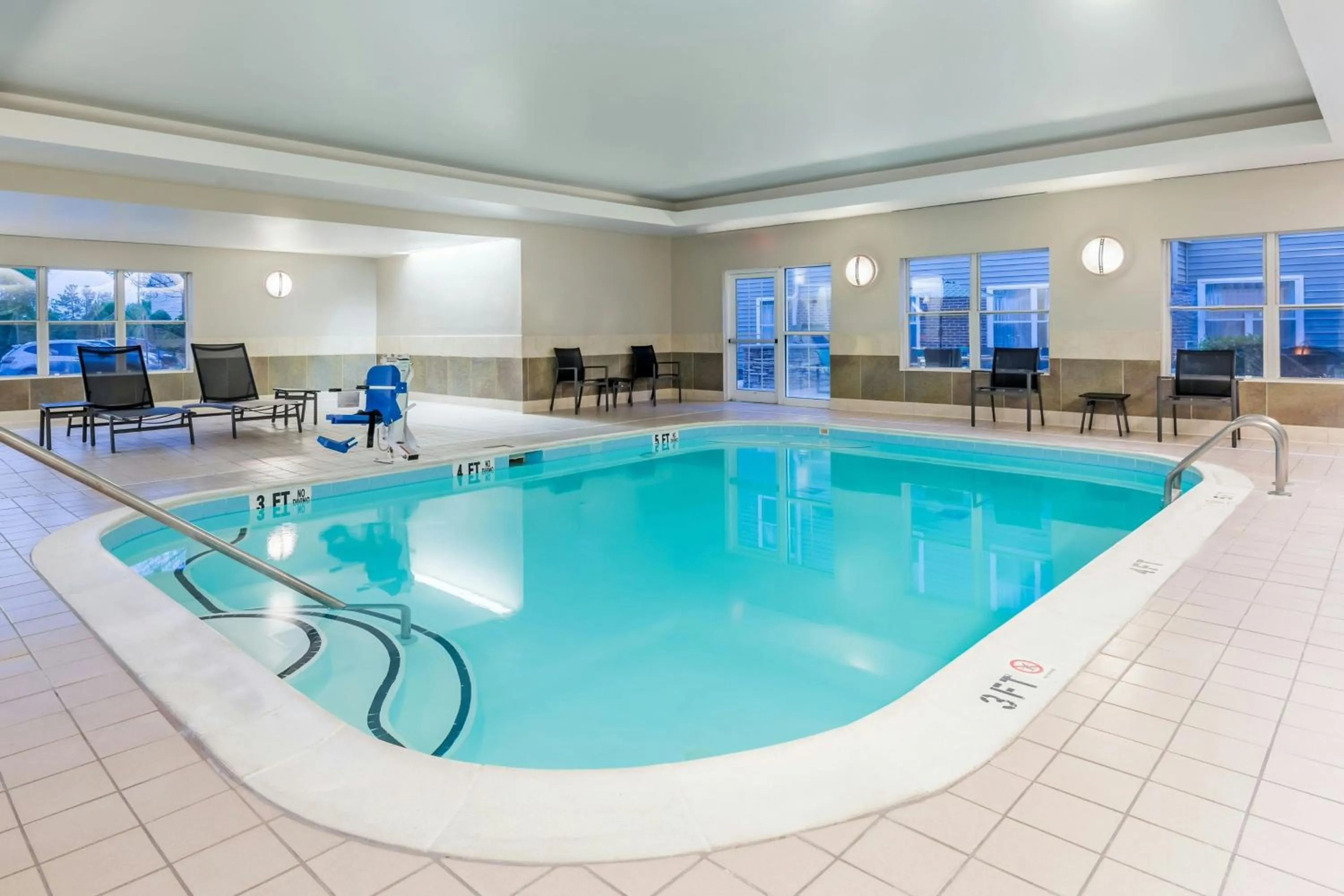 Swimming pool in Residence Inn Macon