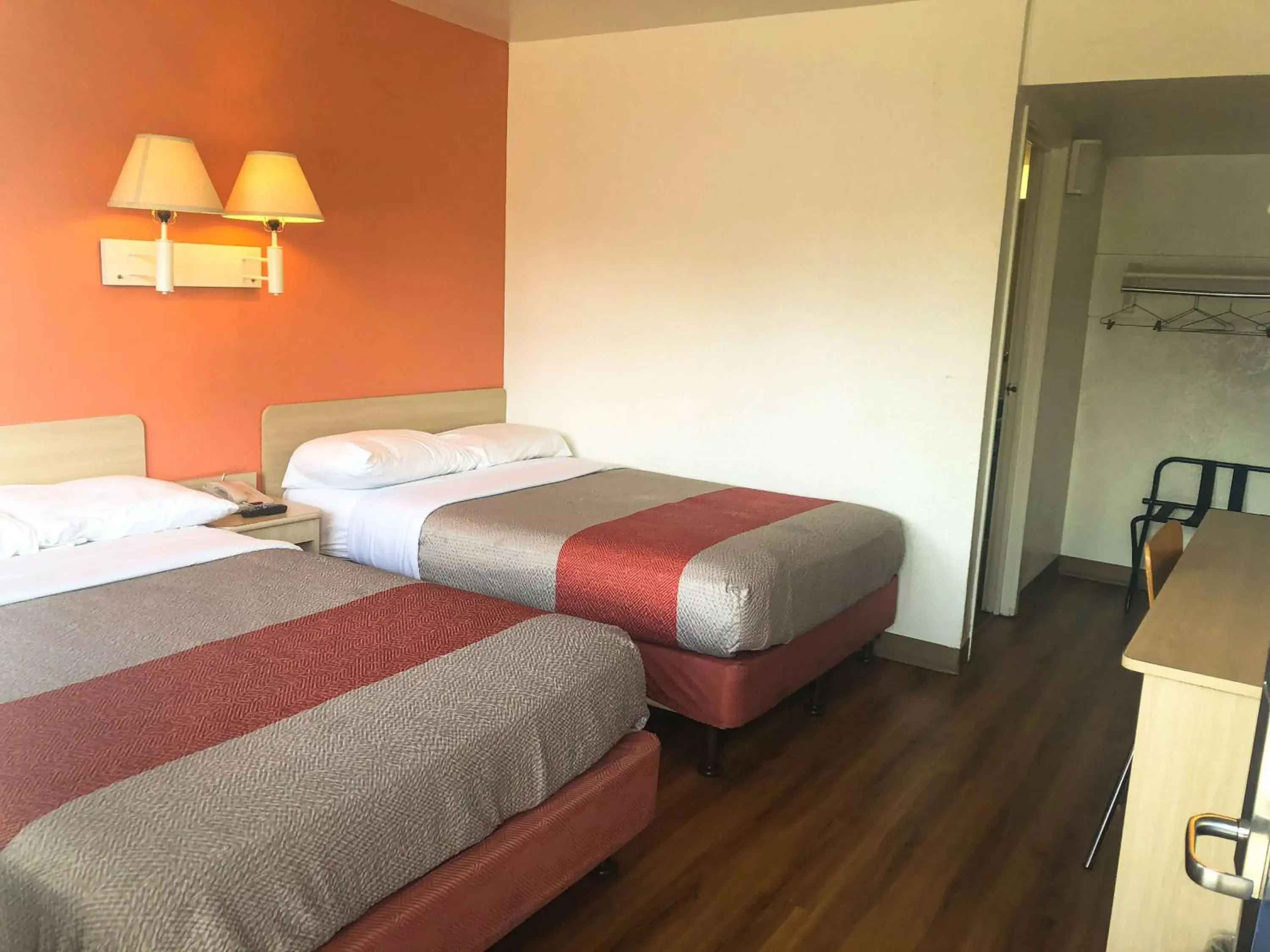 Quadruple Room in Motel 6-Jacksonville, FL - Orange Park Quadruple Room in Motel 6-Jacksonville, FL - Orange Park