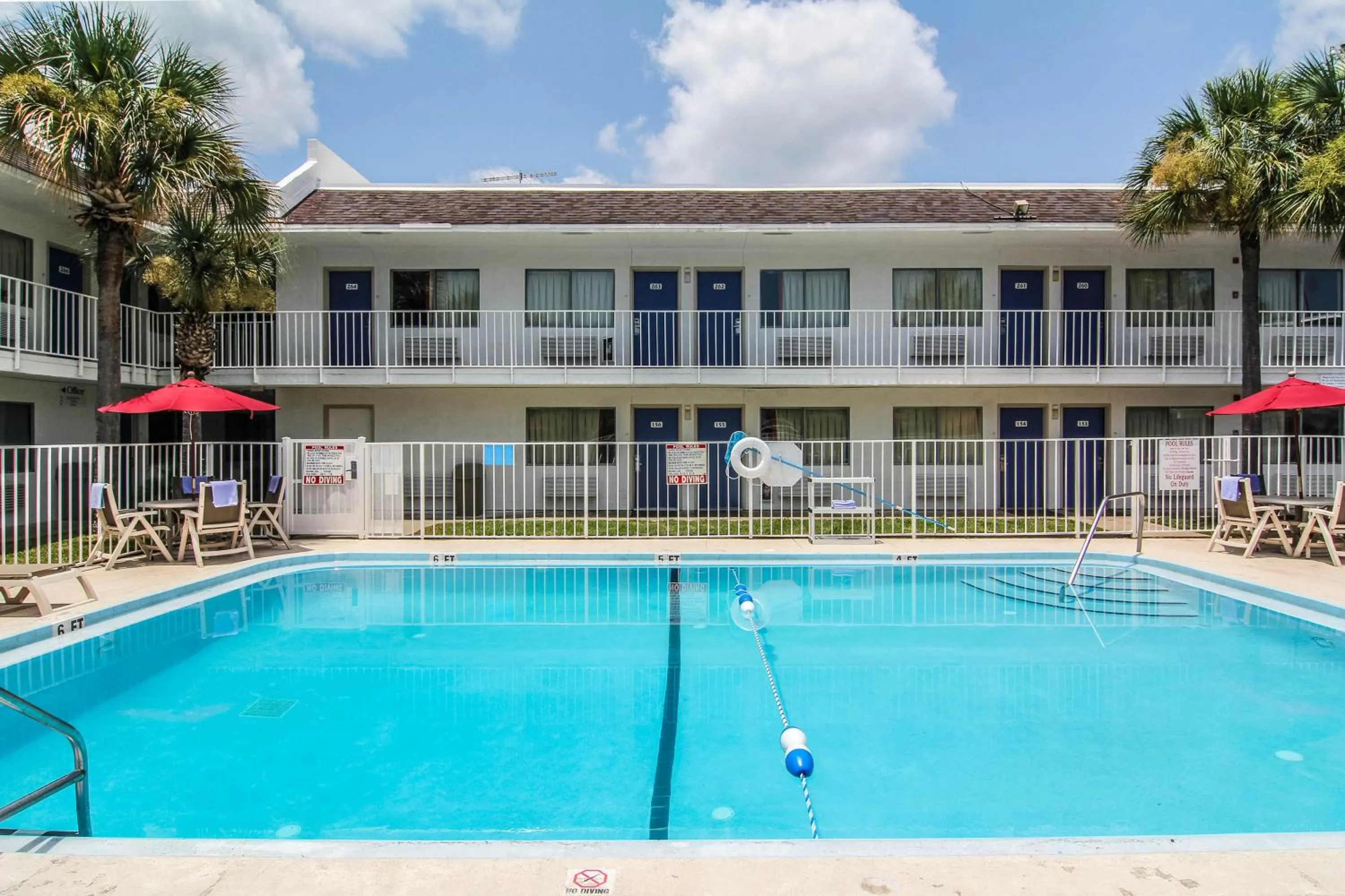 Swimming pool in Motel 6-Jacksonville, FL - Orange Park