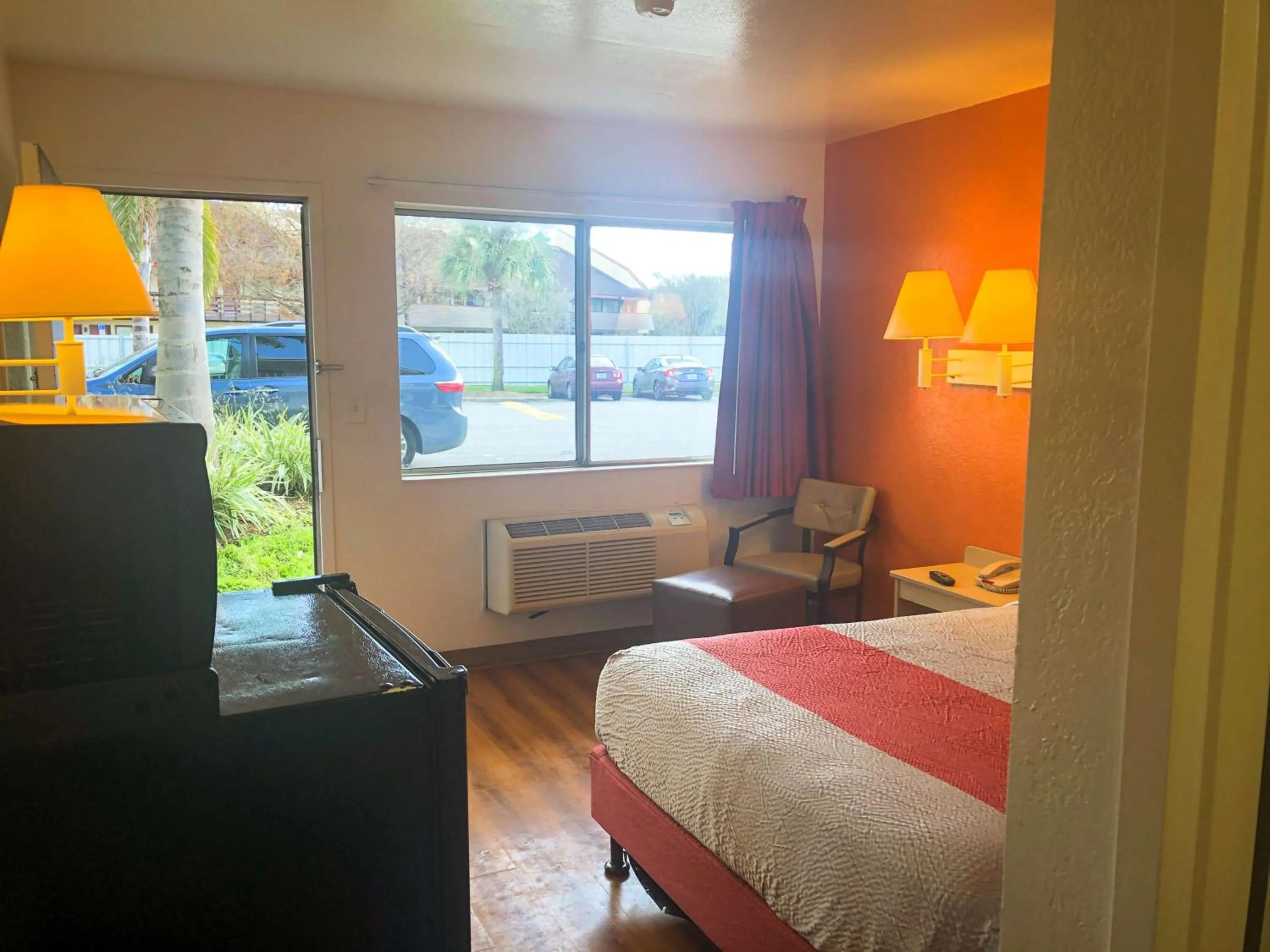 Photo of the whole room, Bed in Motel 6-Jacksonville, FL - Orange Park