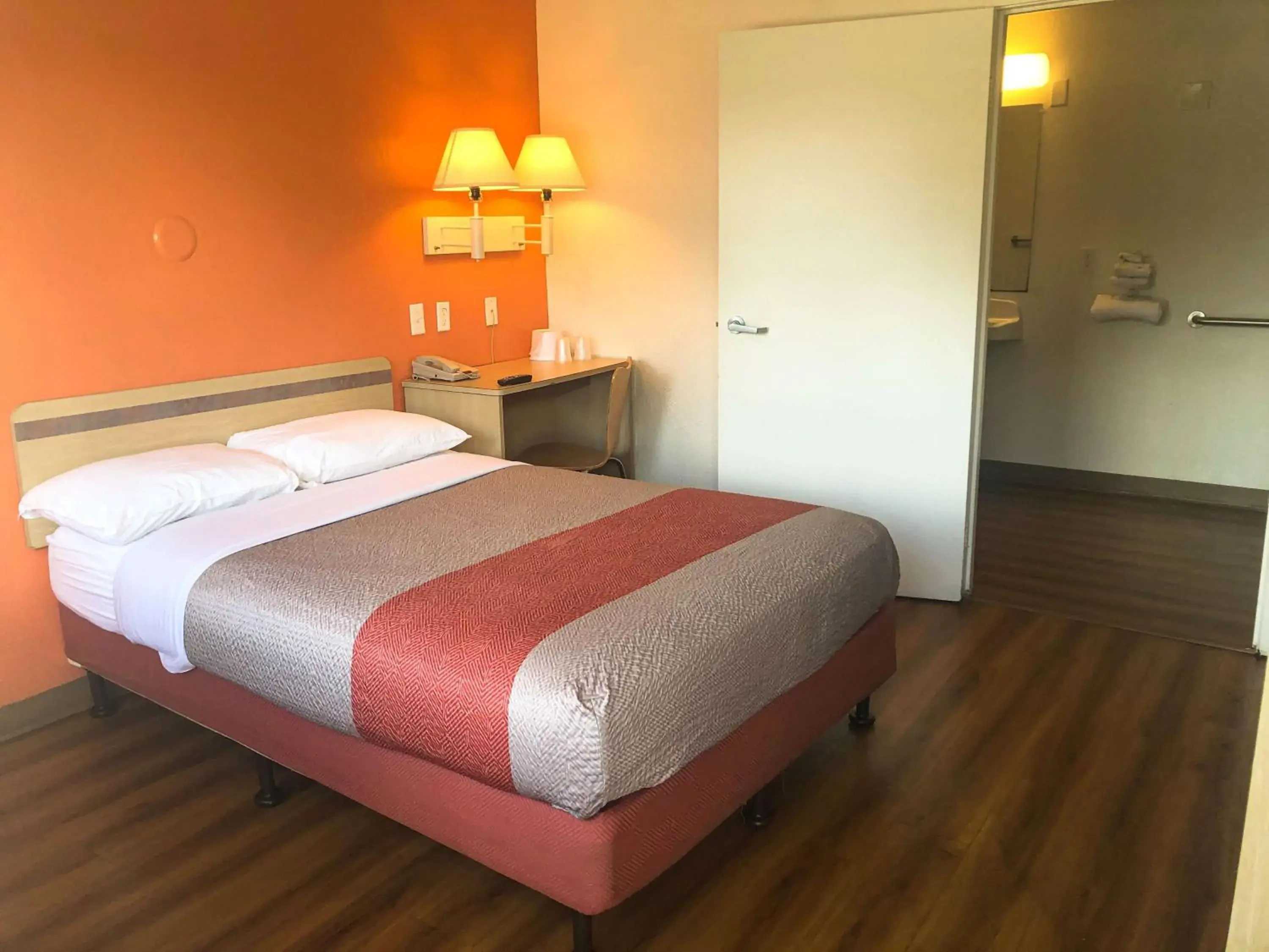 Double Room in Motel 6-Jacksonville, FL - Orange Park Double Room in Motel 6-Jacksonville, FL - Orange Park