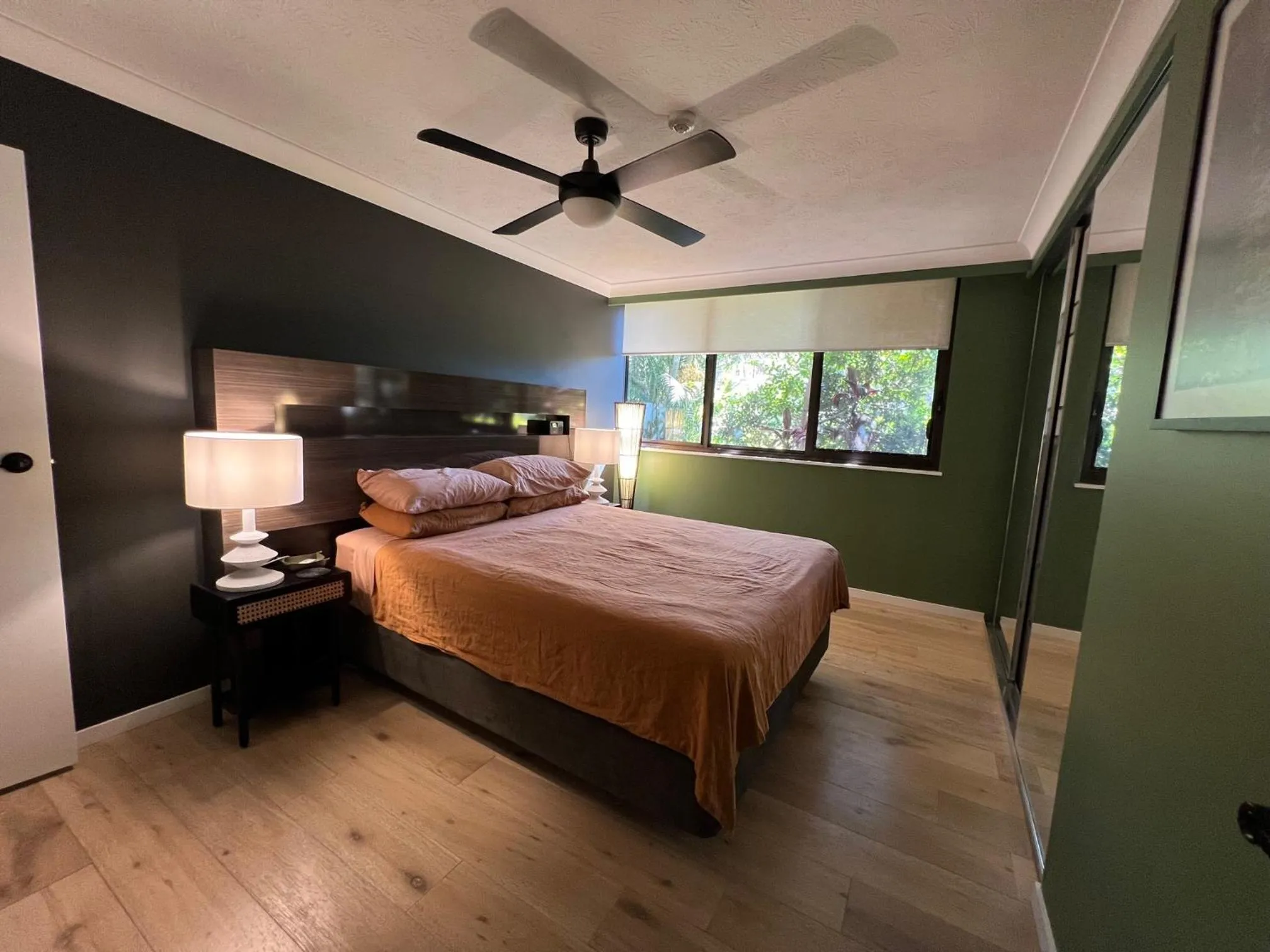 Bedroom, Bed in Breakers North Absolute Beachfront Apartments - Official