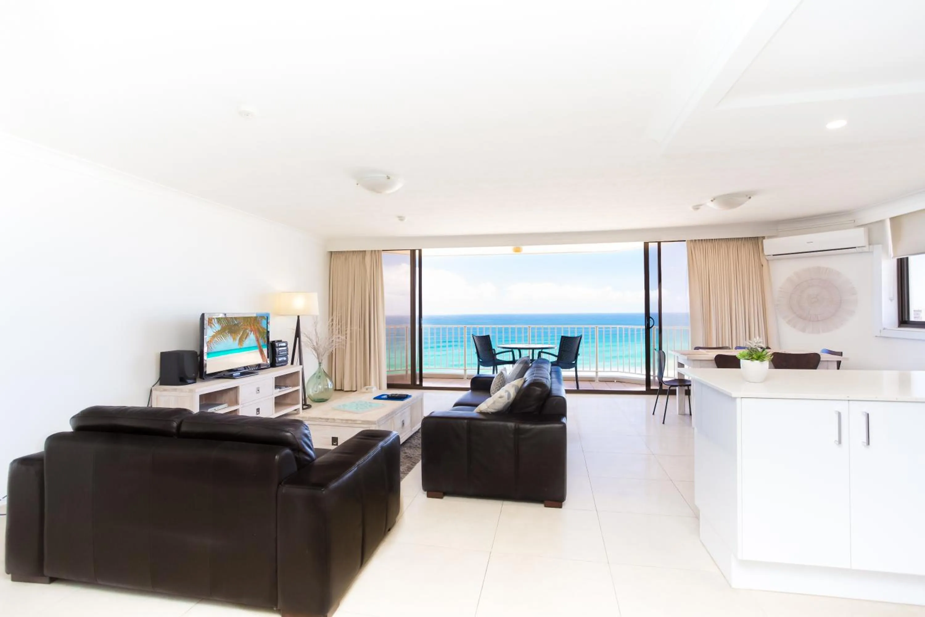 TV and multimedia in Breakers North Absolute Beachfront Apartments - Official