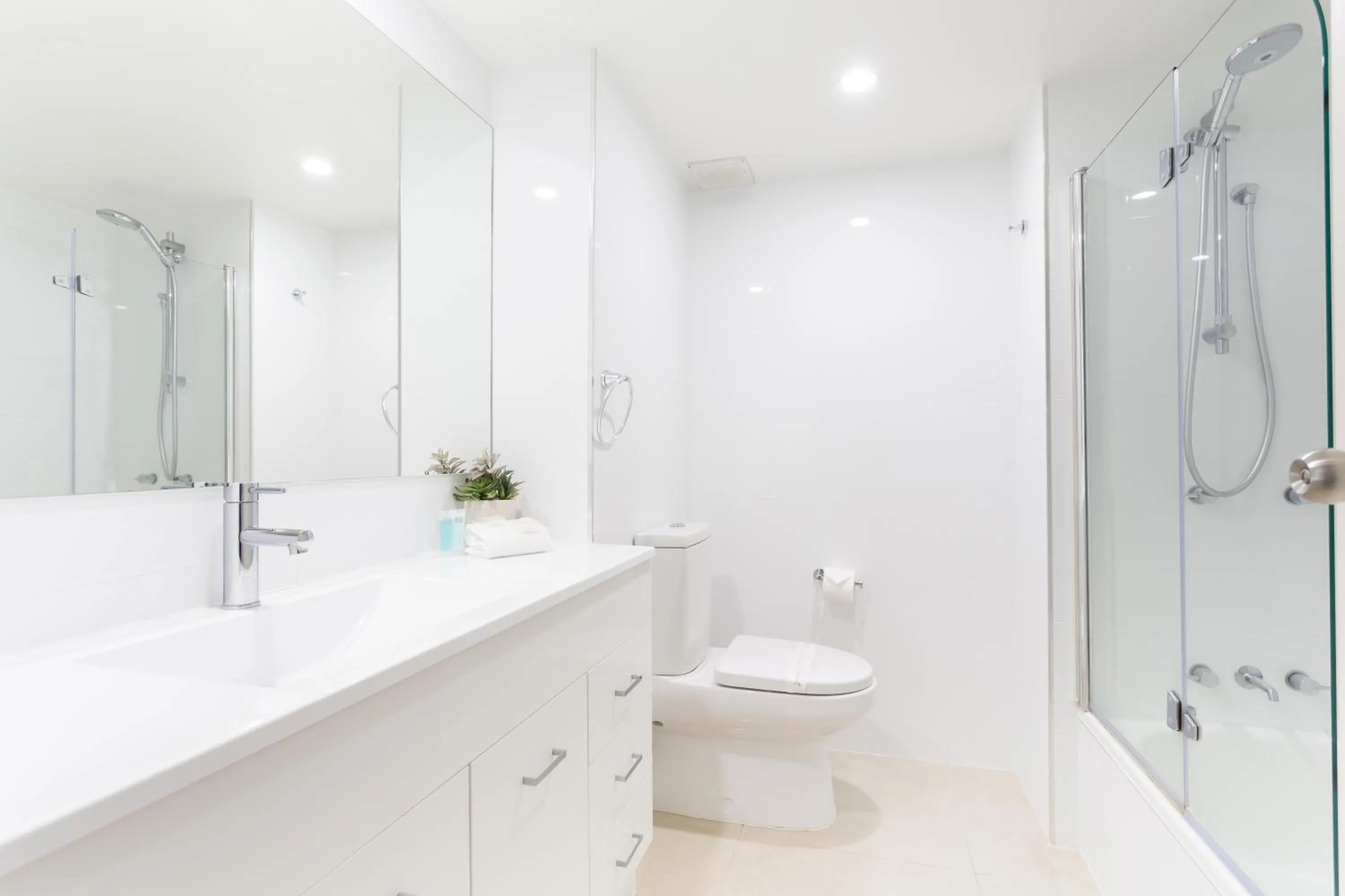 Toilet in Breakers North Absolute Beachfront Apartments - Official