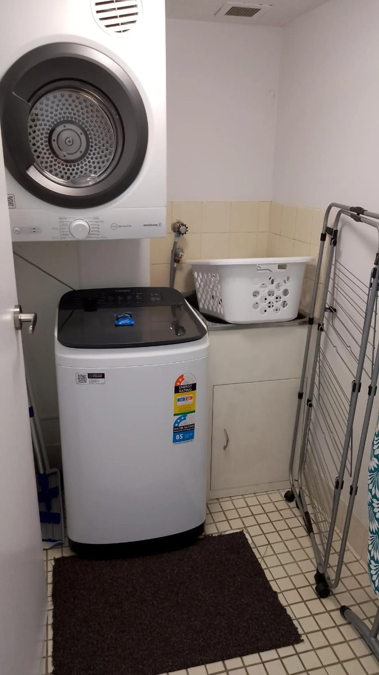 washing machine in Breakers North Absolute Beachfront Apartments - Official