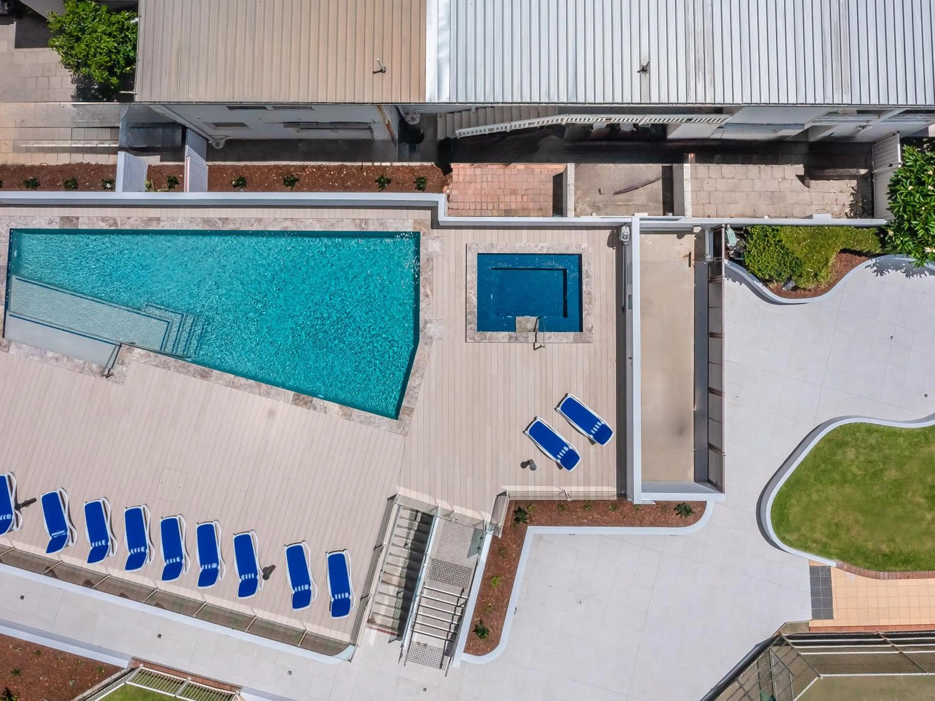 Swimming pool in Breakers North Absolute Beachfront Apartments - Official