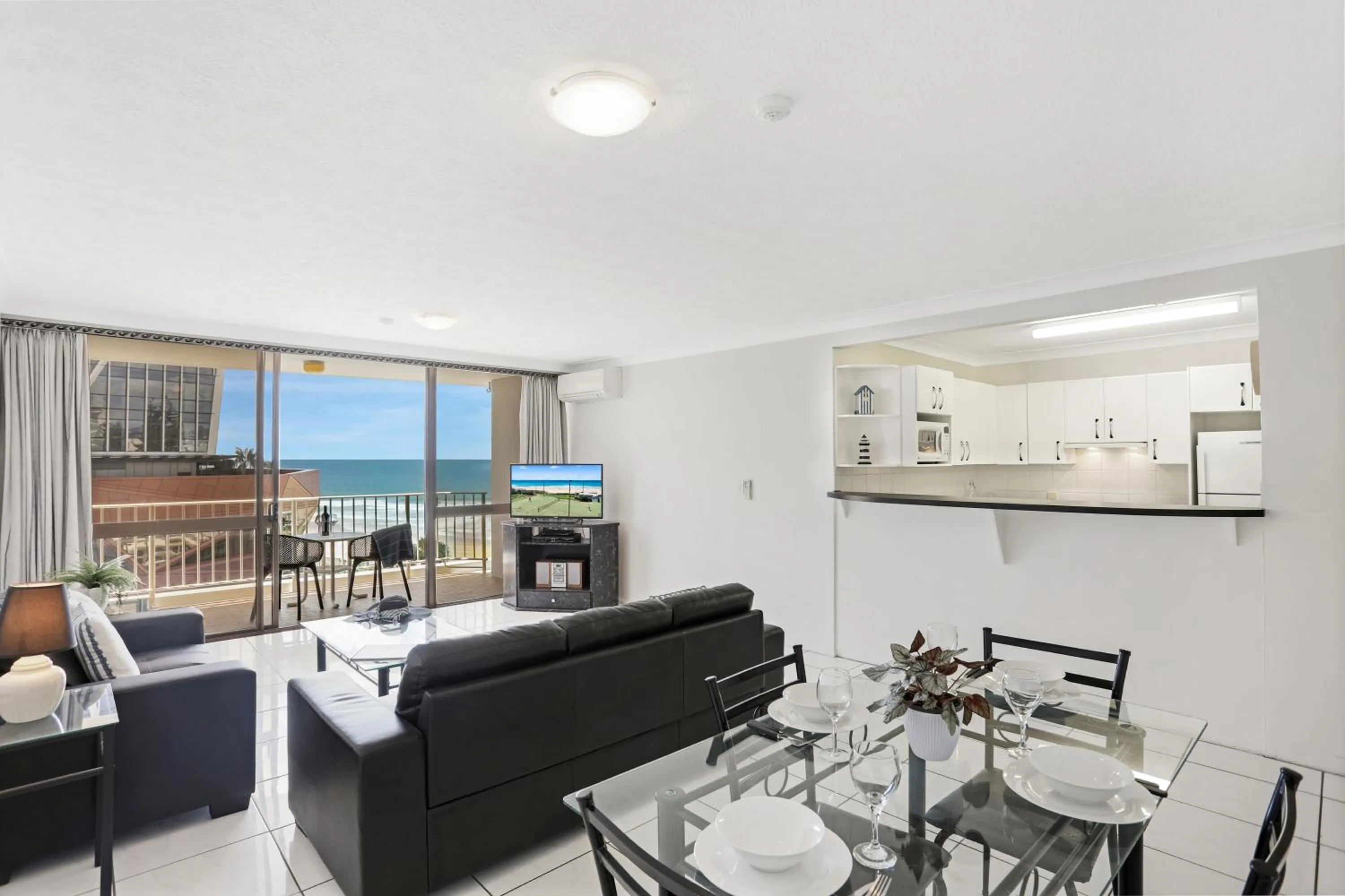 Dining area in Breakers North Absolute Beachfront Apartments - Official