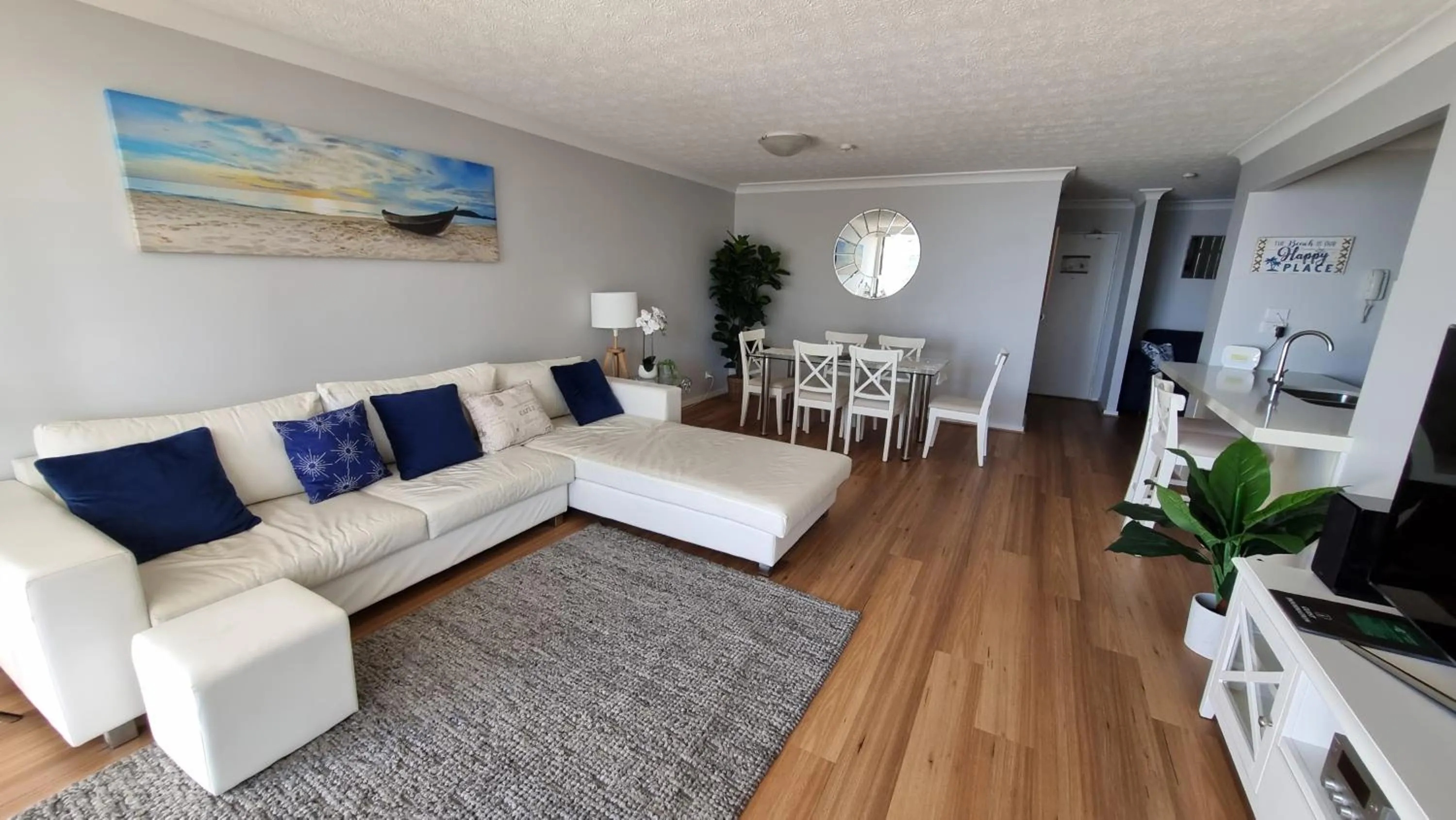 Living room in Breakers North Absolute Beachfront Apartments - Official