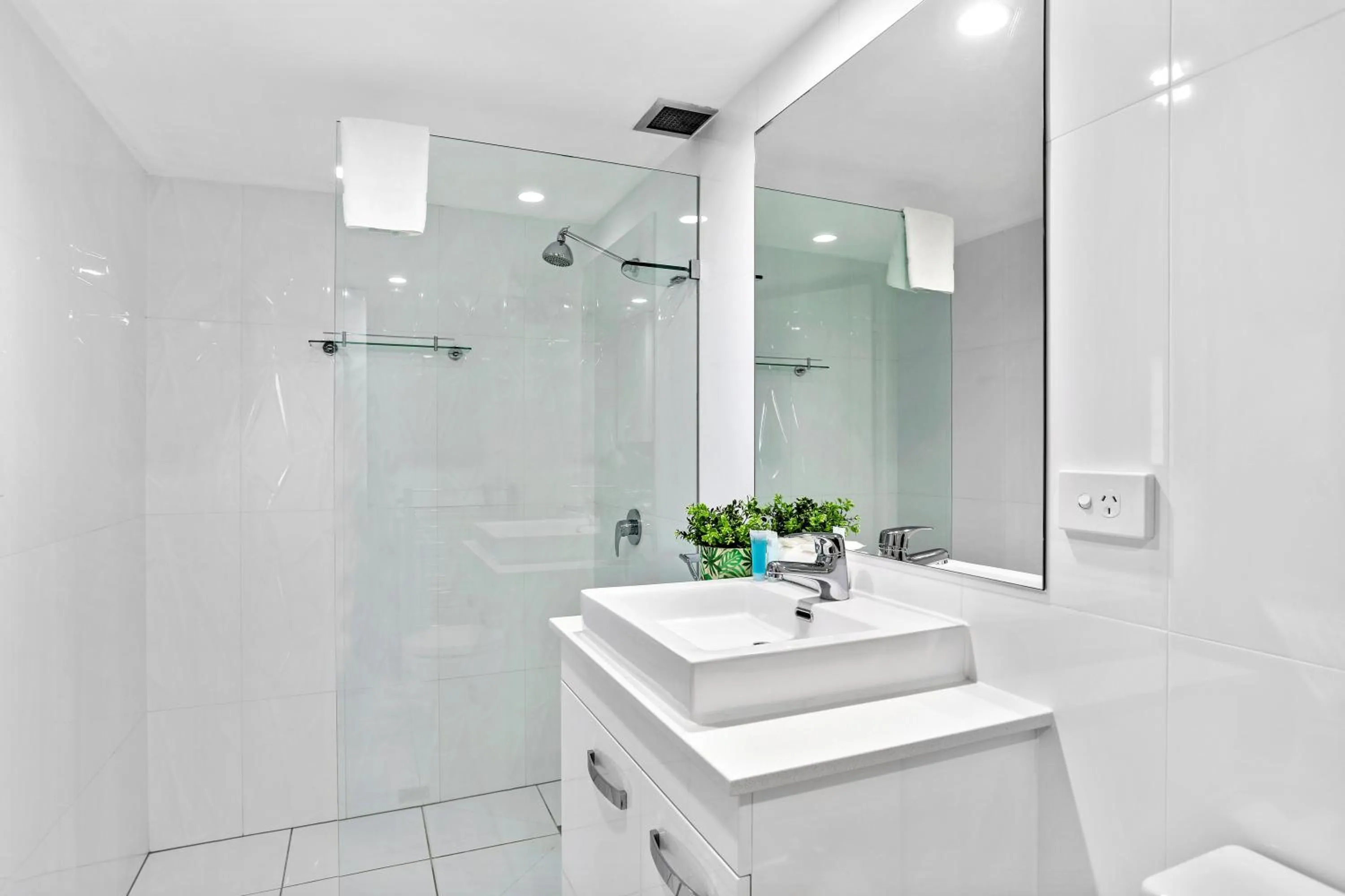 Shower in Breakers North Absolute Beachfront Apartments - Official