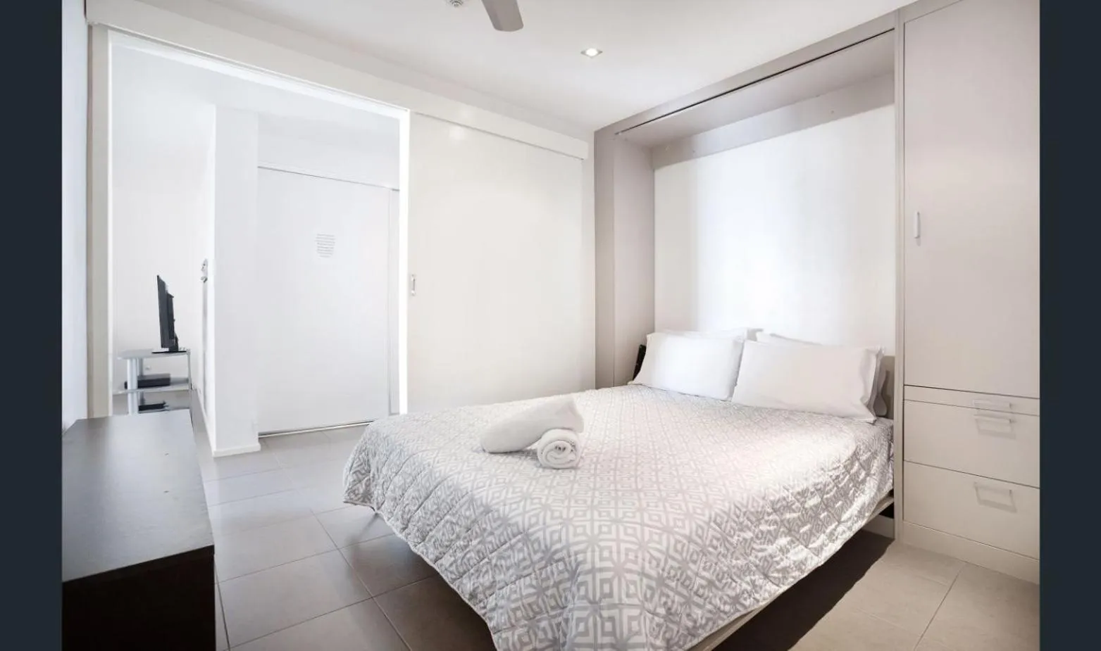 Bedroom, Bed in Breakers North Absolute Beachfront Apartments - Official