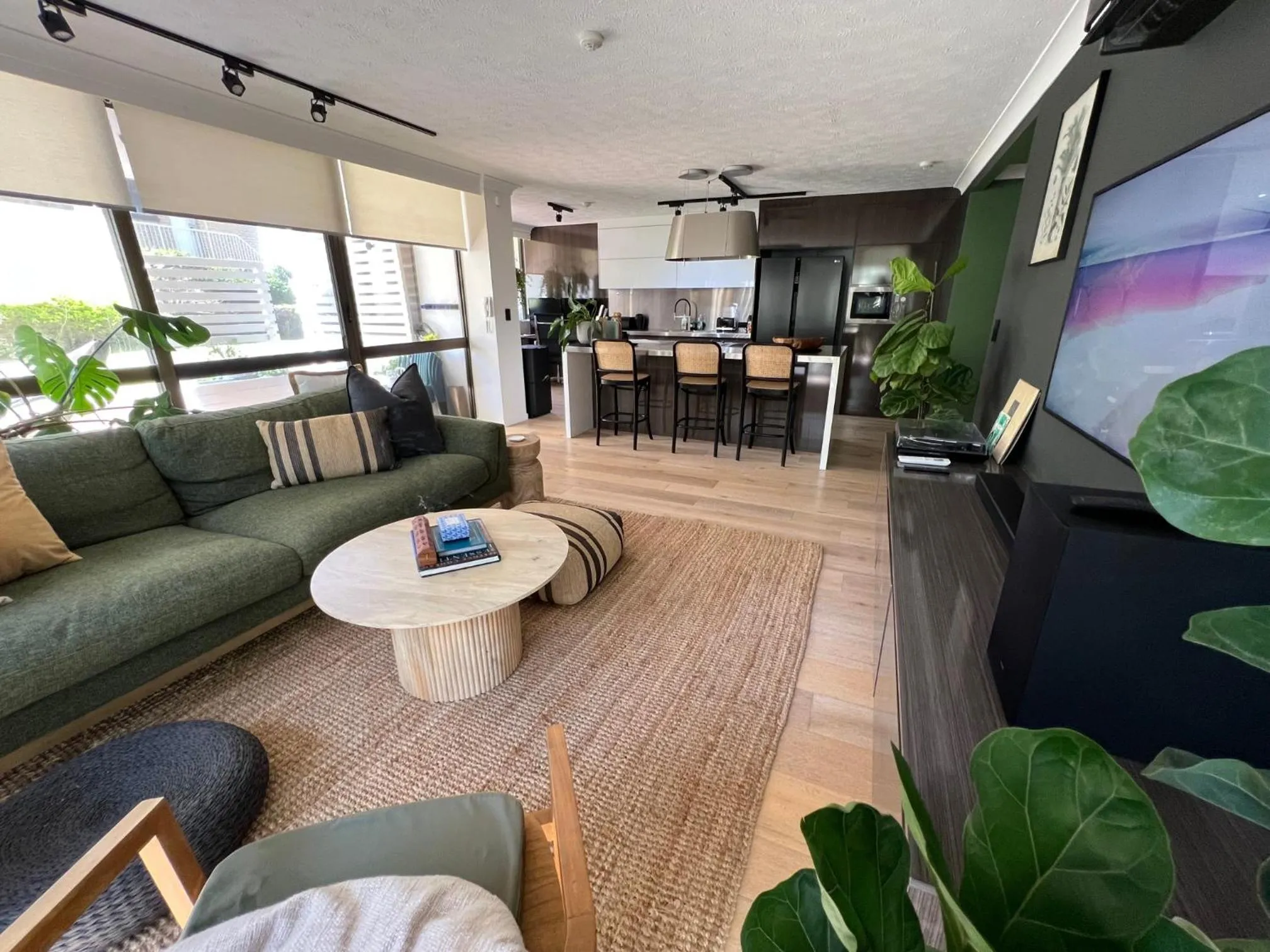 TV and multimedia in Breakers North Absolute Beachfront Apartments - Official