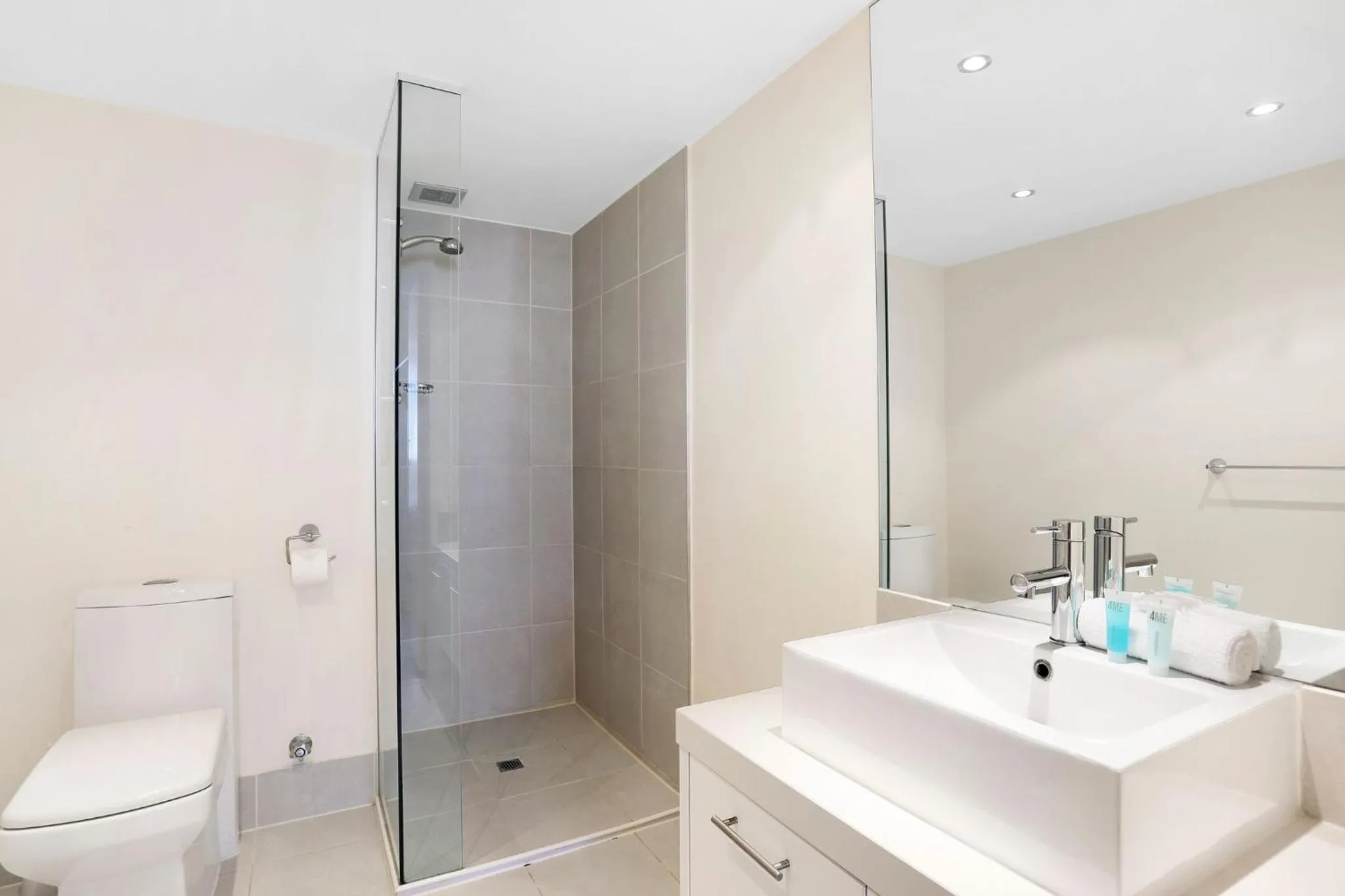 Shower in Breakers North Absolute Beachfront Apartments - Official