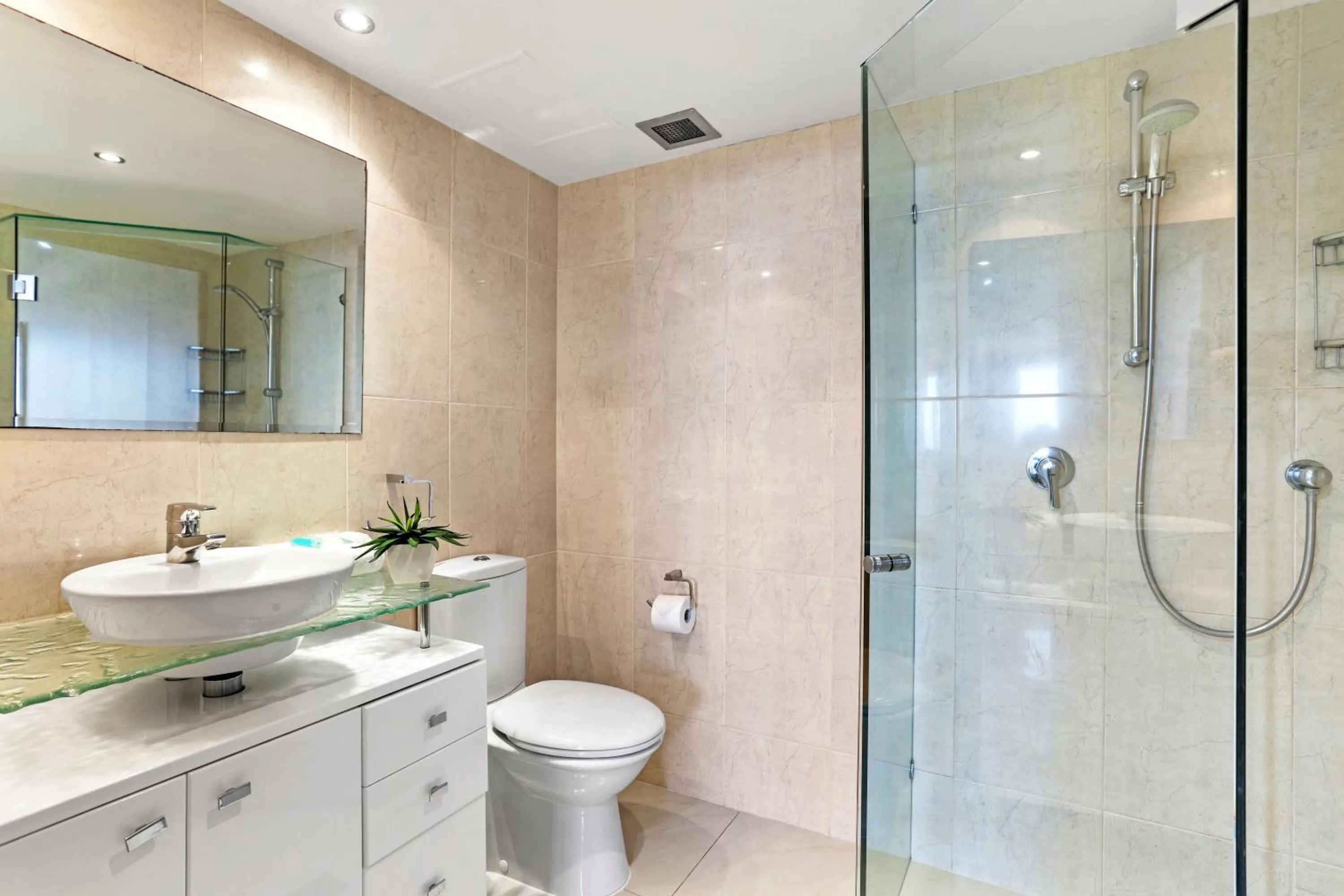 Shower in Breakers North Absolute Beachfront Apartments - Official