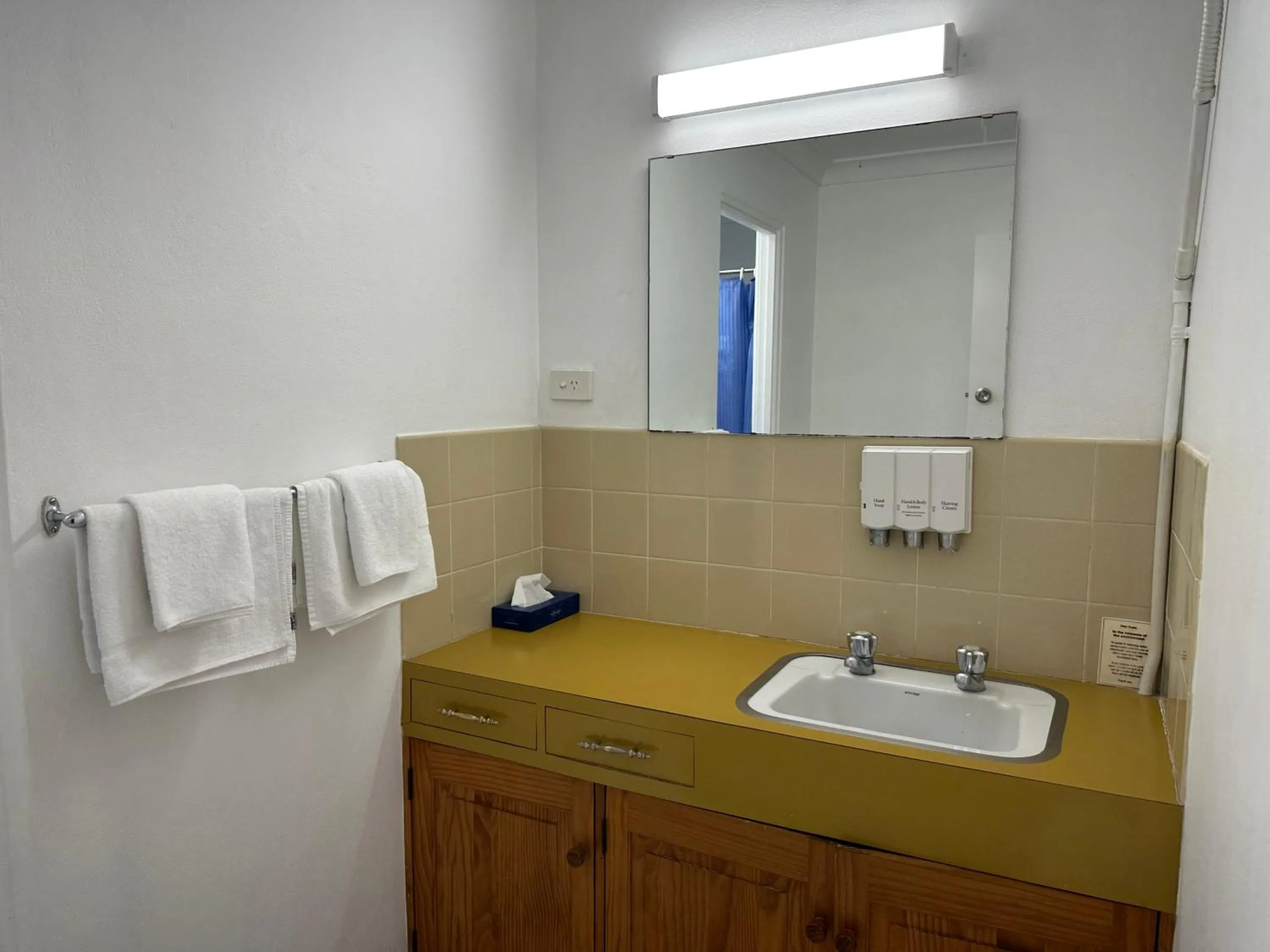 Bathroom in Bentleigh Motor Inn