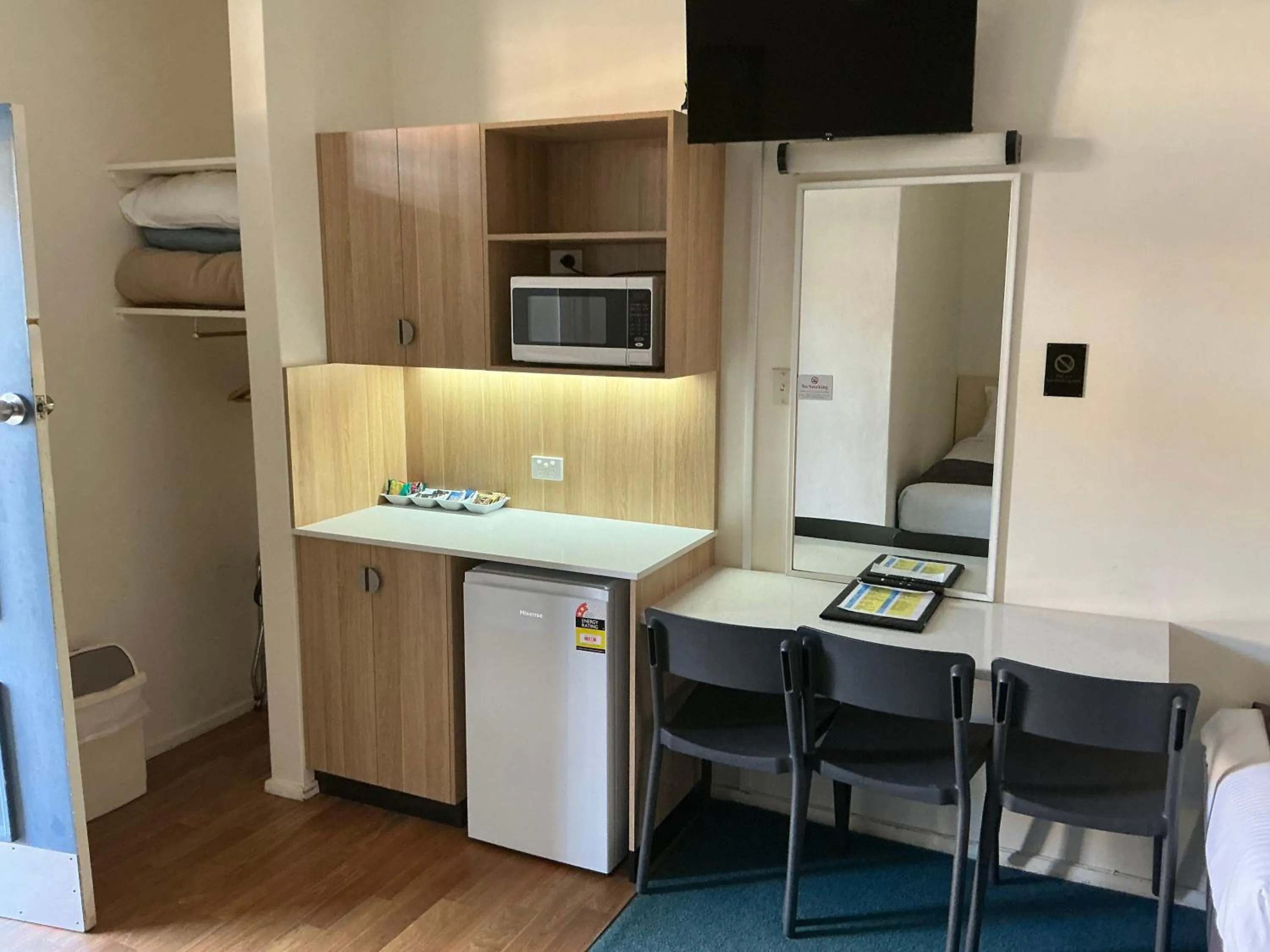 Kitchen or kitchenette in Bentleigh Motor Inn