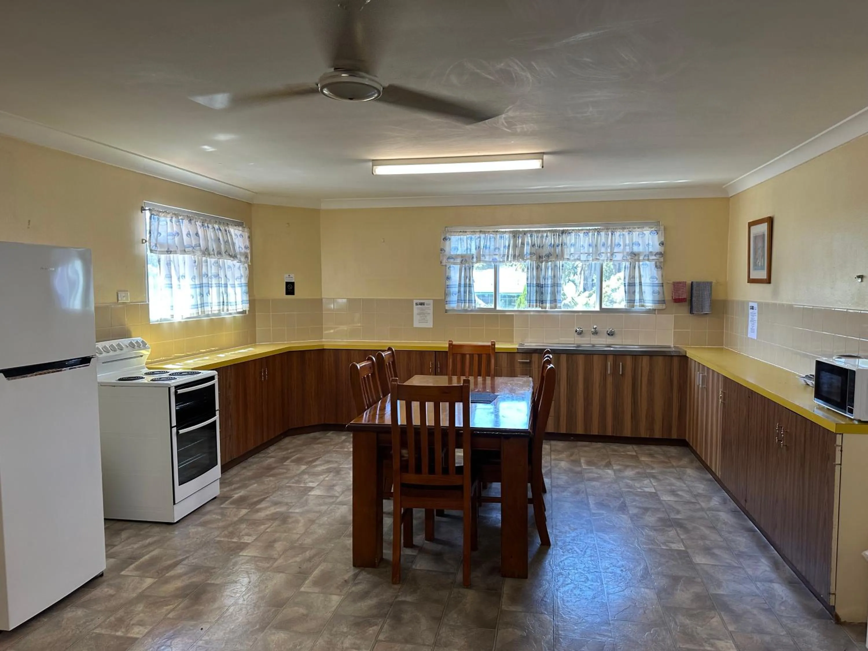 Kitchen or kitchenette in Bentleigh Motor Inn