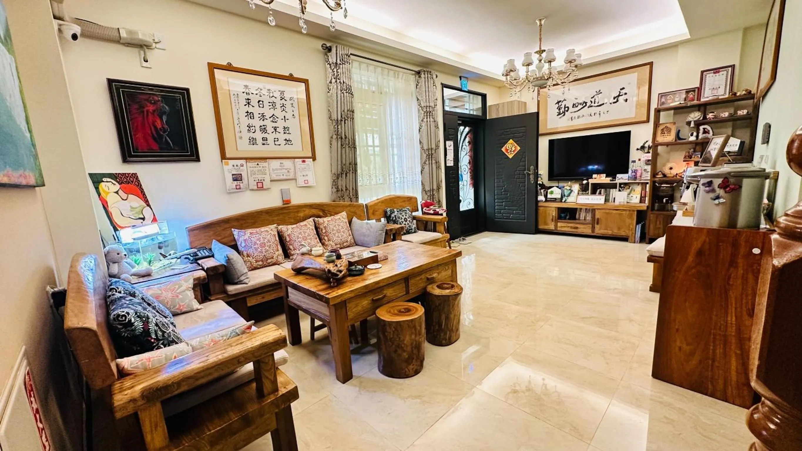 Communal lounge/ TV room in 夏之戀民宿 可包棟 近金城市區