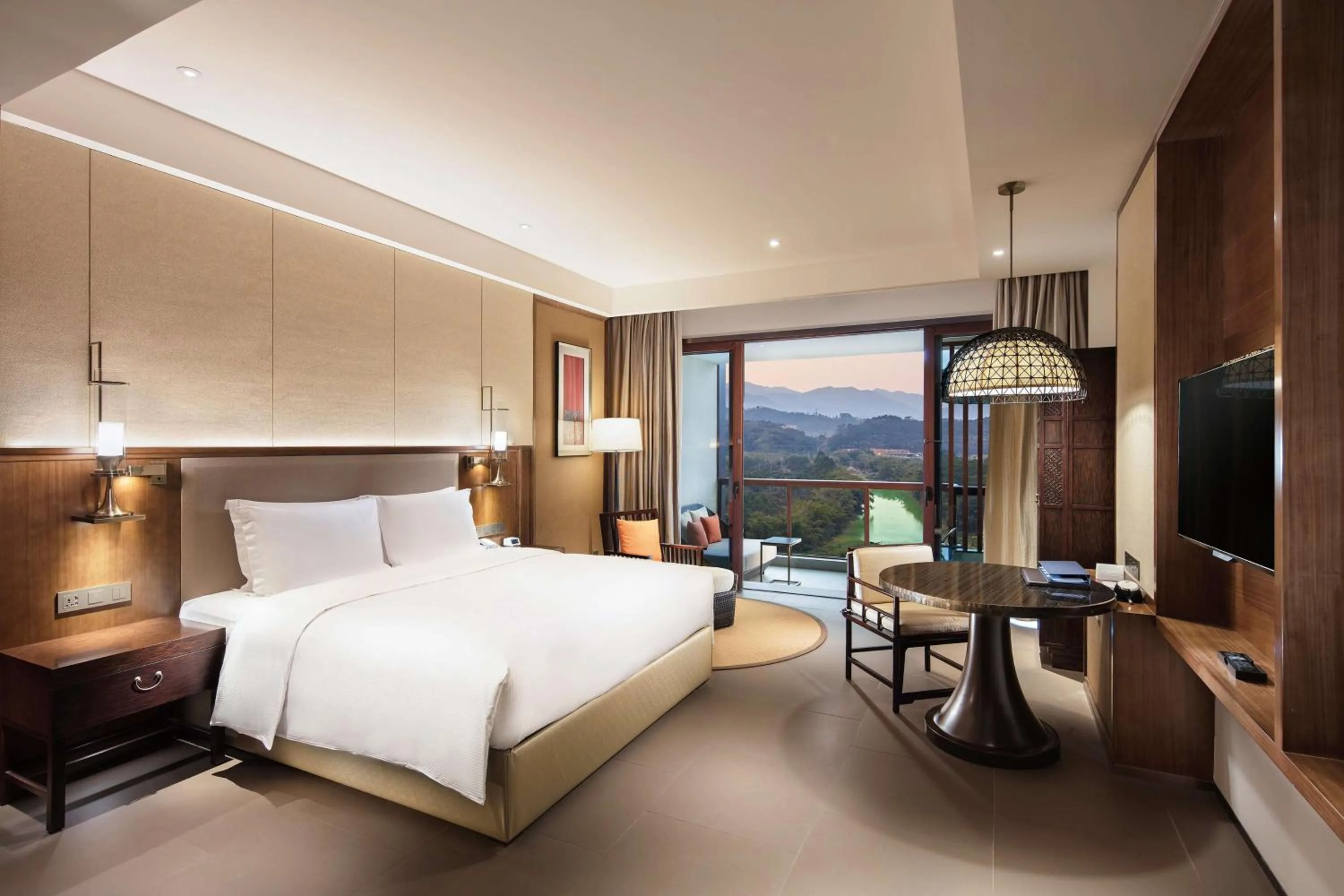 Bedroom, Bed in Hilton Huizhou Longmen Resort