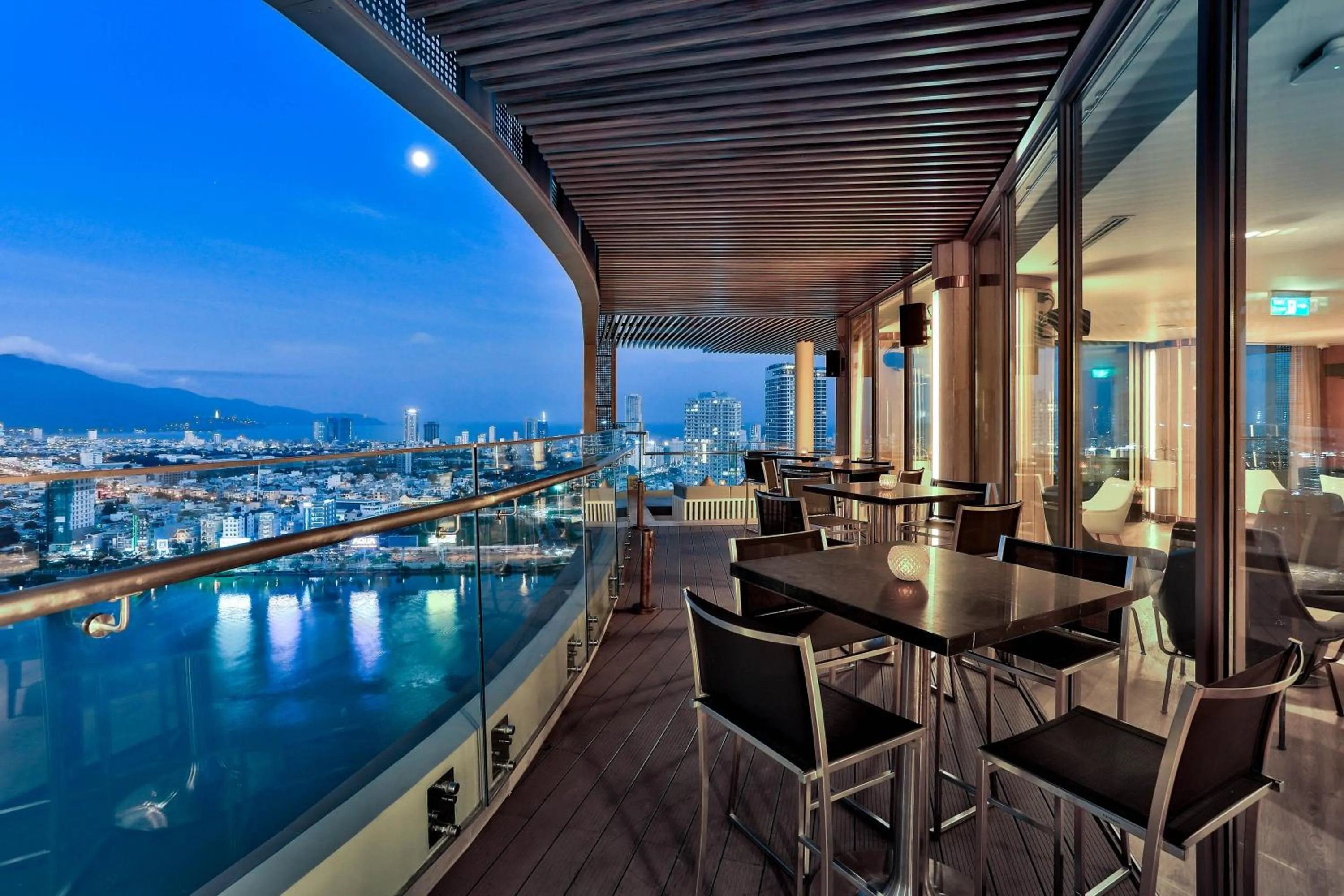 Lounge or bar in Hilton Da Nang