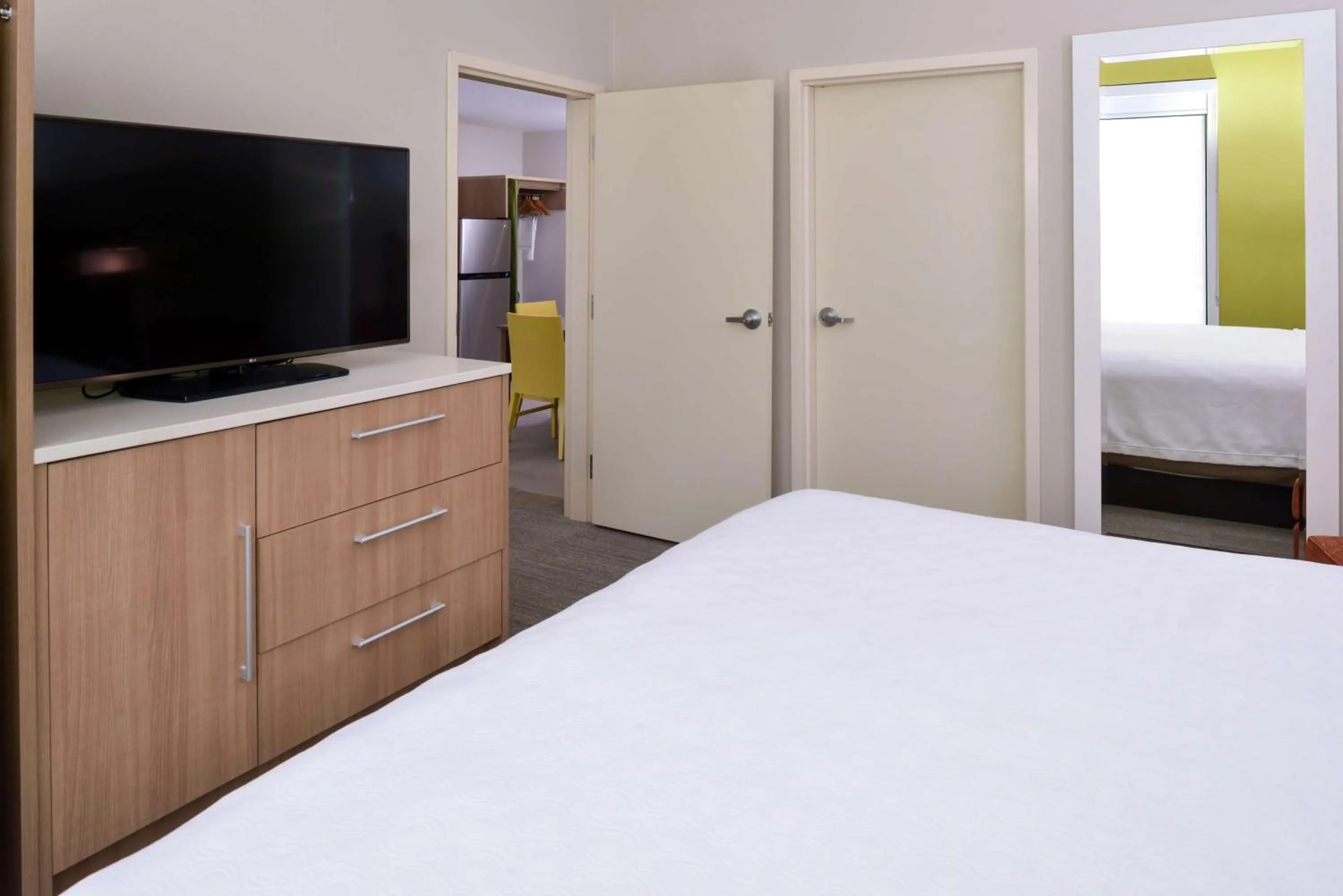 Bedroom, Bed in Home2 Suites By Hilton Merrillville