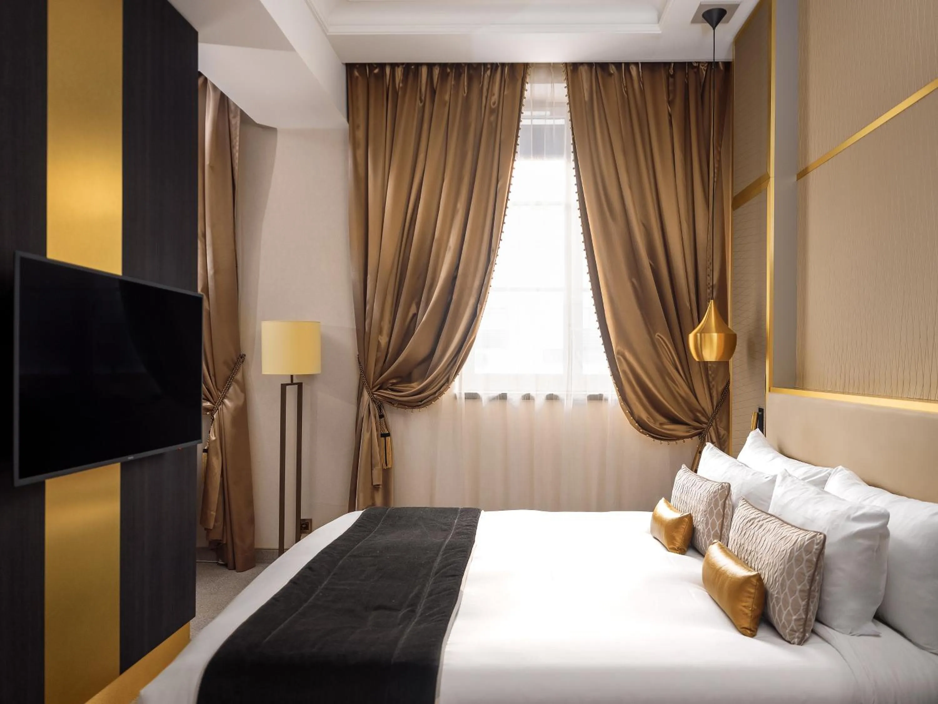TV and multimedia, Bed in Niepce Paris, Curio Collection By Hilton