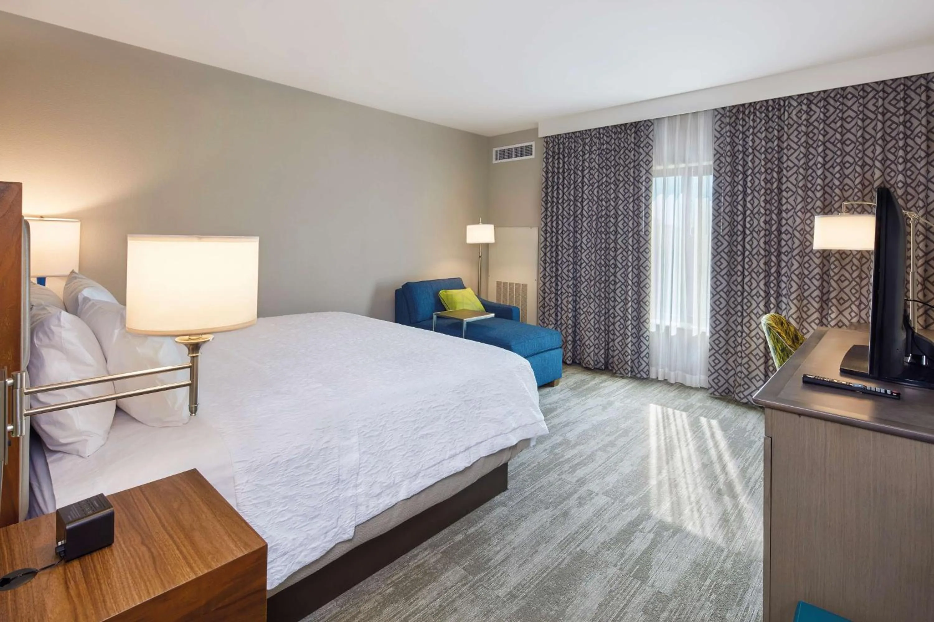 Bedroom, Bed in Hampton Inn & Suites Sacramento at CSUS