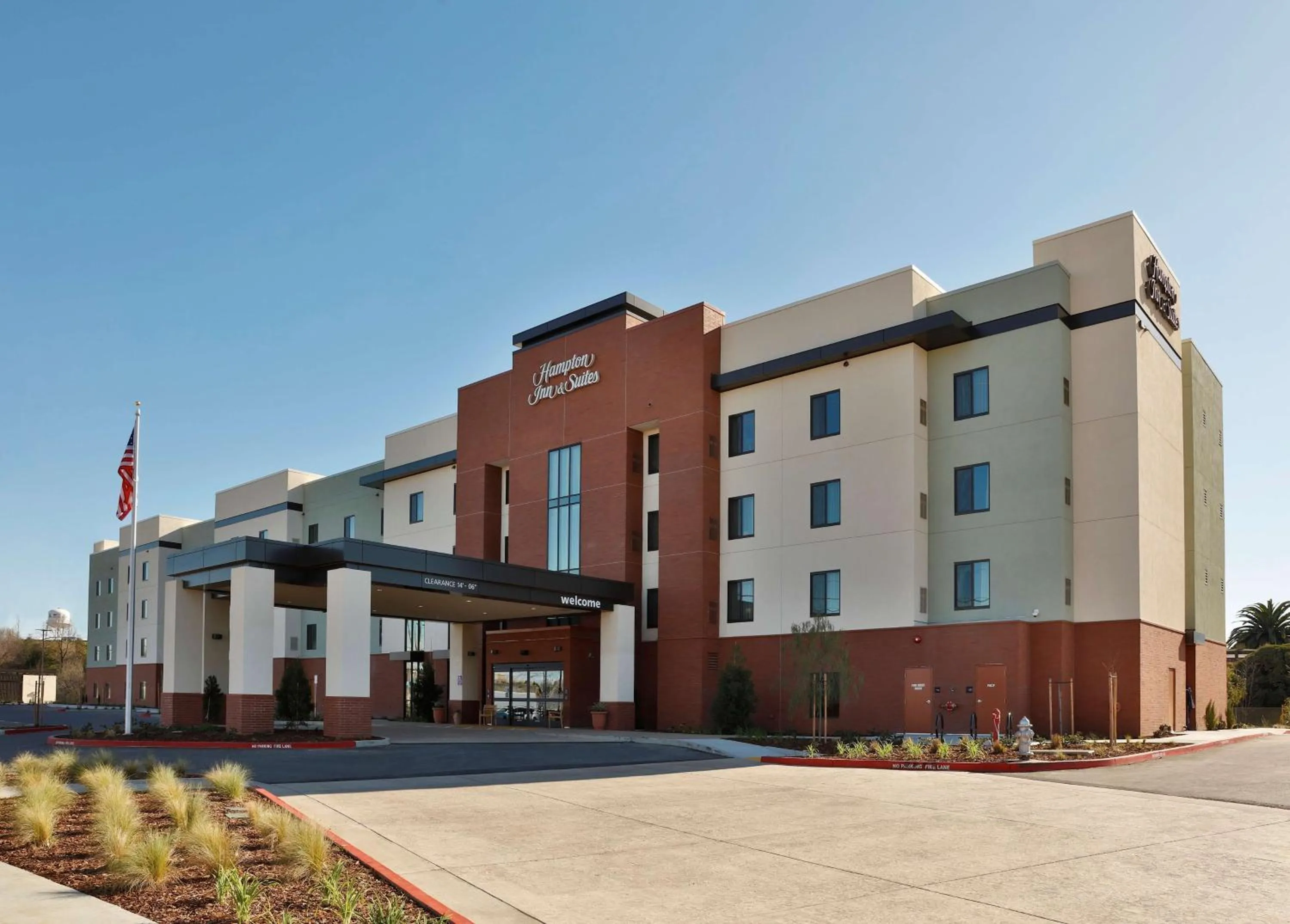 Property building in Hampton Inn & Suites Sacramento at CSUS