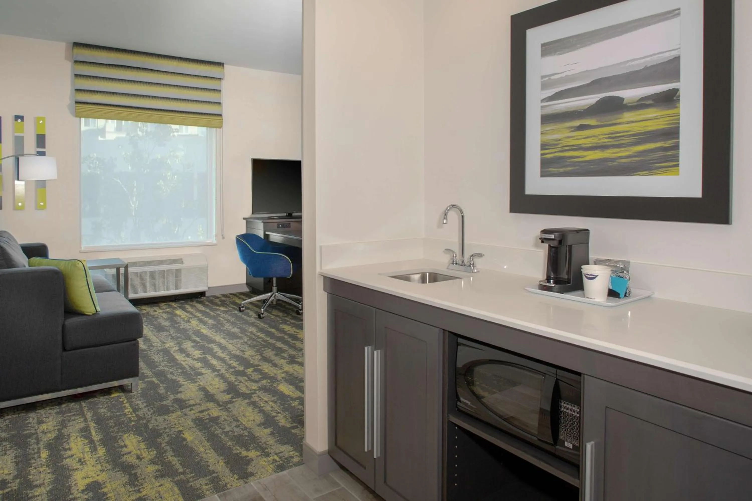 Bedroom in Hampton Inn & Suites Irvine/Orange County Airport