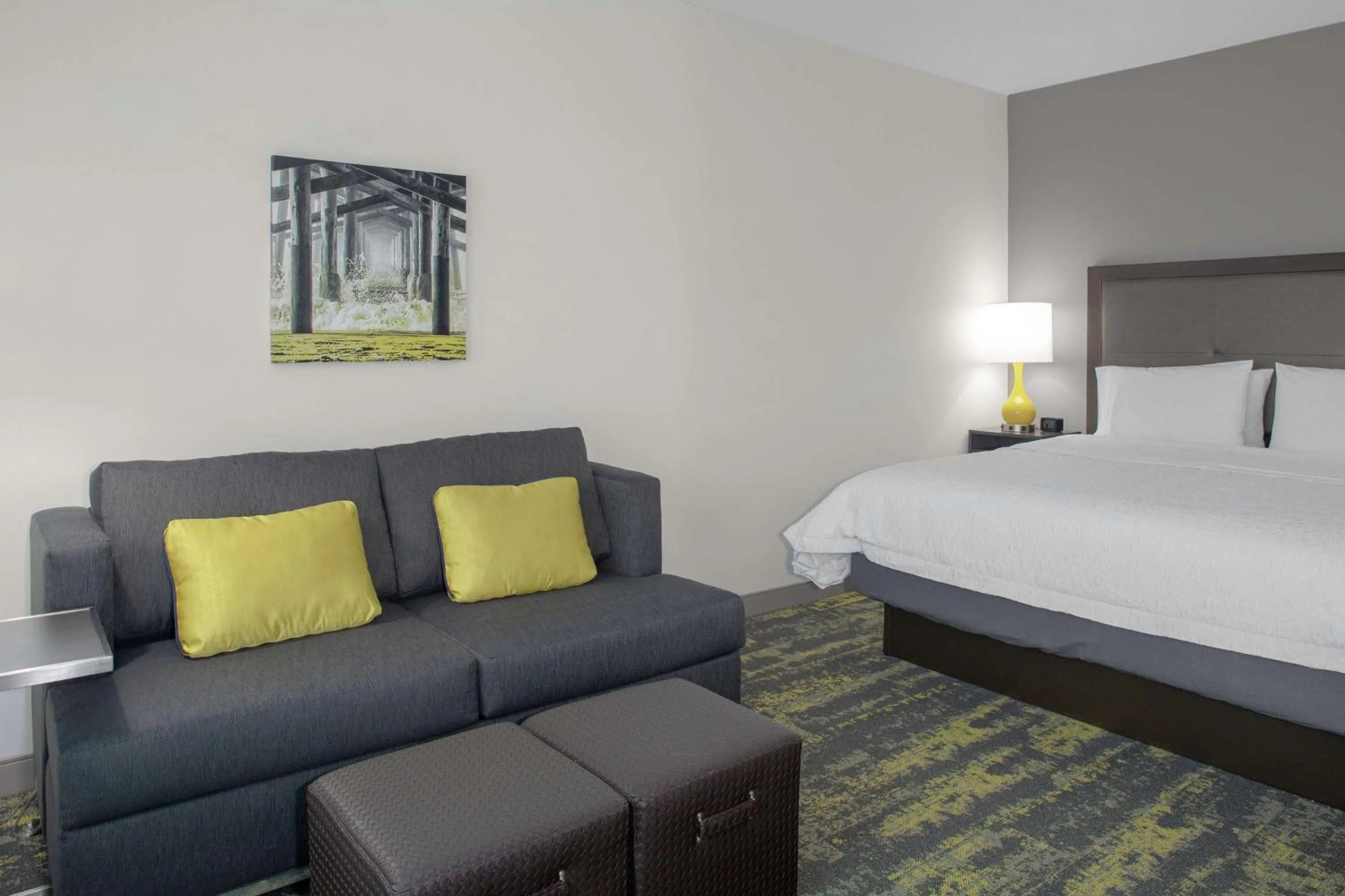 Living room, Bed in Hampton Inn & Suites Irvine/Orange County Airport