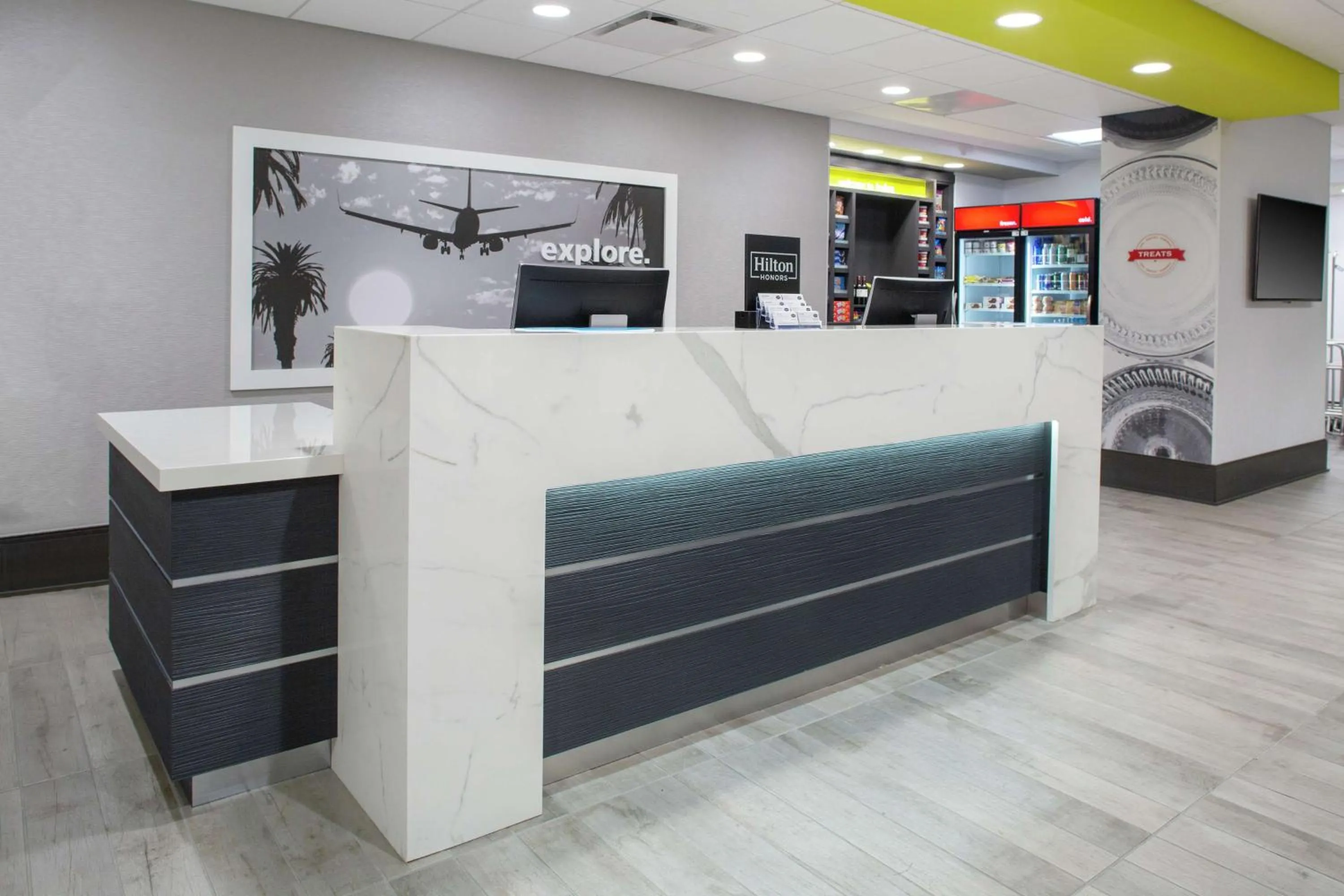 Lobby or reception in Hampton Inn & Suites Irvine/Orange County Airport