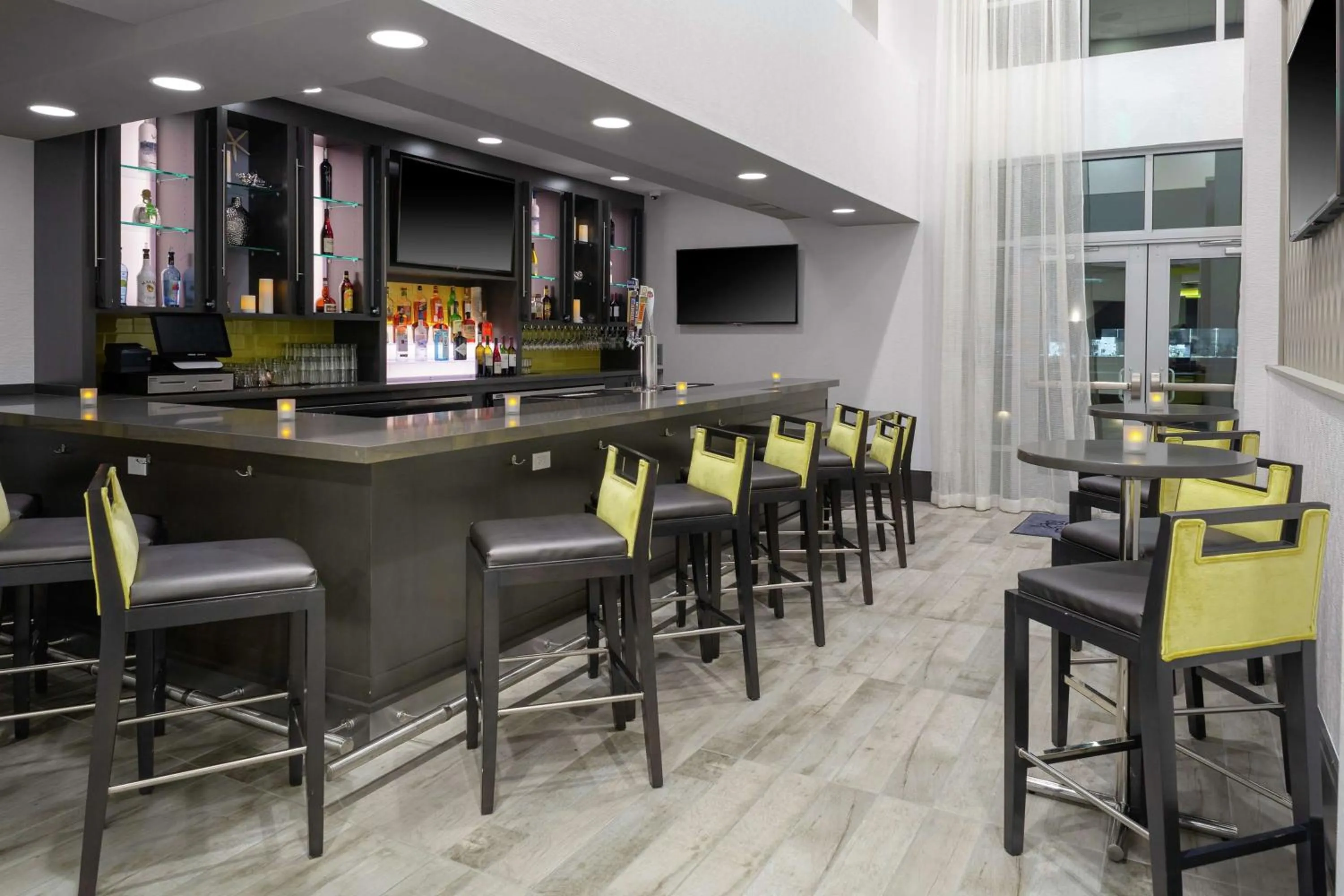 Lounge or bar in Hampton Inn & Suites Irvine/Orange County Airport